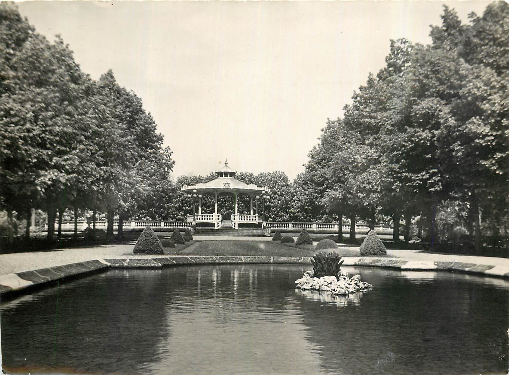CPM Carmaux Tarn Le Jardin public du Pre Grand Le Bassin et le Kiosque a Musique 