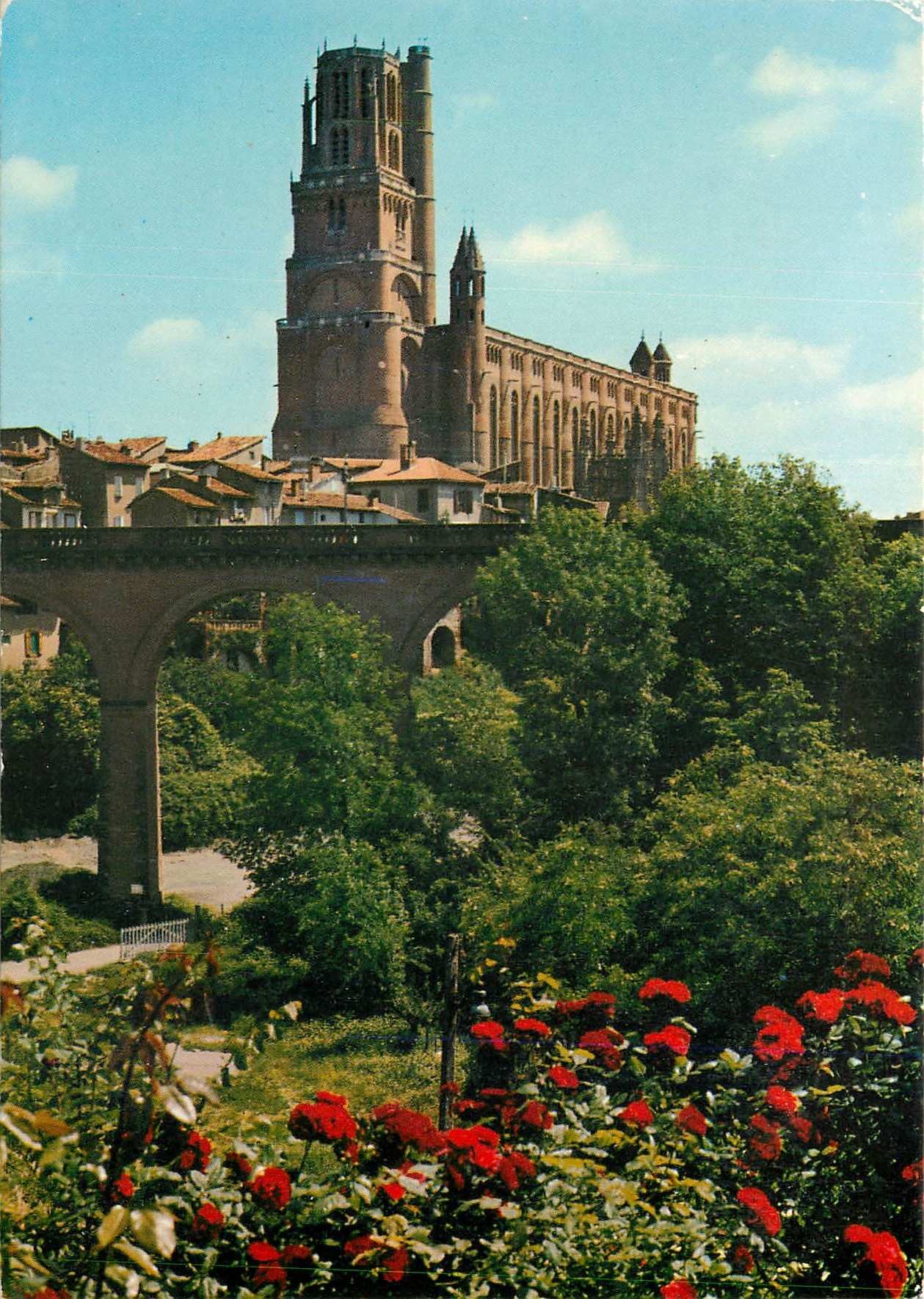 CPM Albi Tarn Ville d'Art Centre de Tourisme Echappee sur la Basilique Ste Cecile et les vieux quart