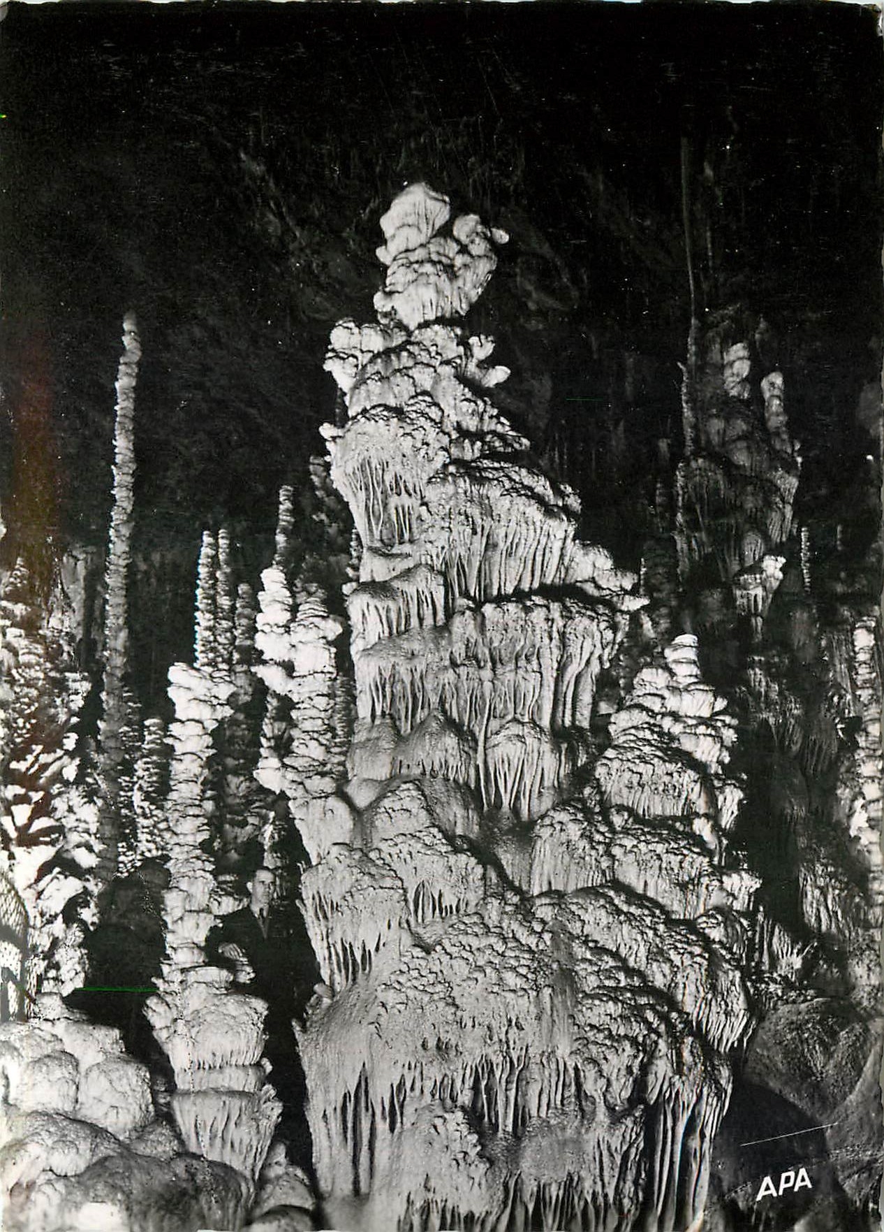 CPM L'Aven Armand Stalagmite Monumentale au bord du Gouffre surmontee par le Canard 