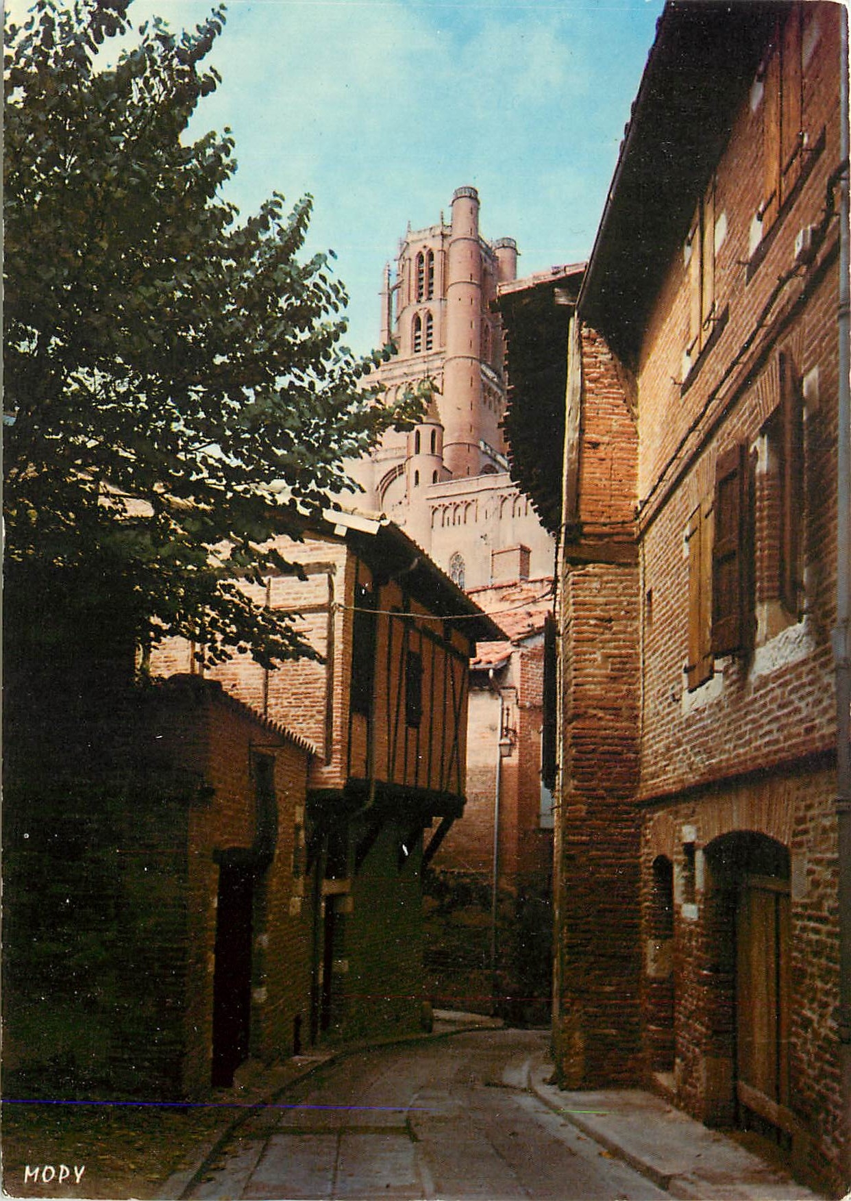 CPM Albi Cite d'Art La Vieil Albi La Basilique Sainte Cecile La rue des Pretres 