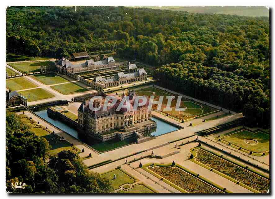 CPM Chateau de Vaux le Vicomte Facade sud du Chateau Les broderies de buis des Jardins 