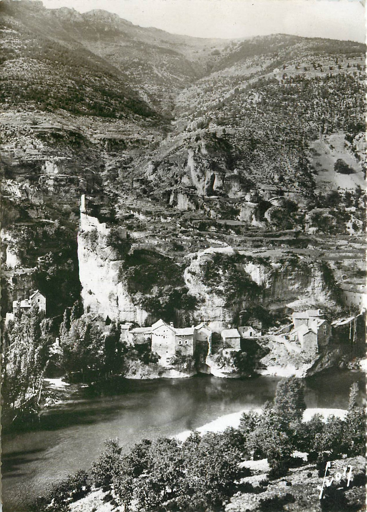 CPM Gorges du Tarn Castelbouc Lozere Le Village et les Ruines du Chateau 