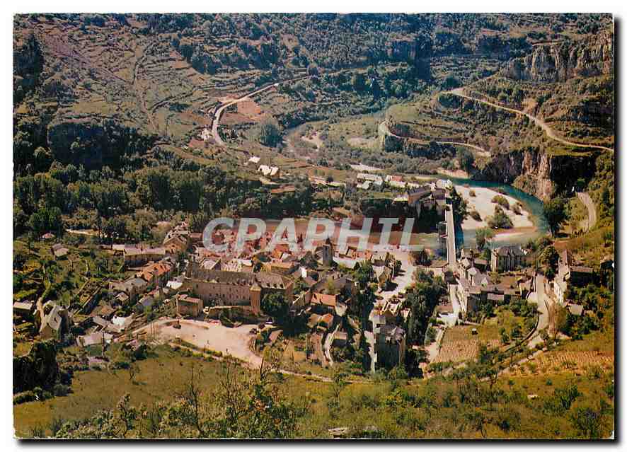 CPM Les Gorges du Tarn Lozere Vue generale du village medieval de Ste Enimie bati aux pieds des fala