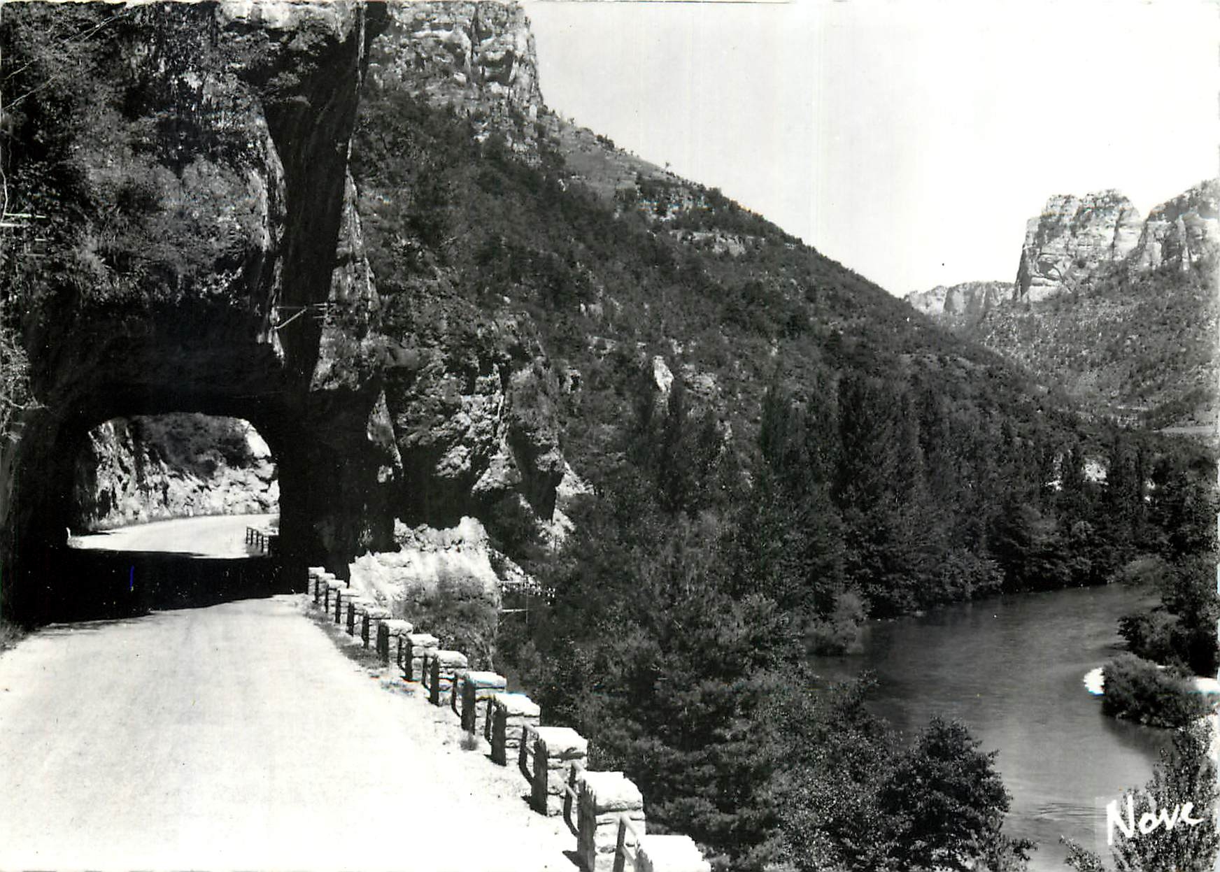 CPM Les Gorges du Tarn Lozere Le tunnel de la Muse et le Roc de Cinglegros accroche aux falaises du 