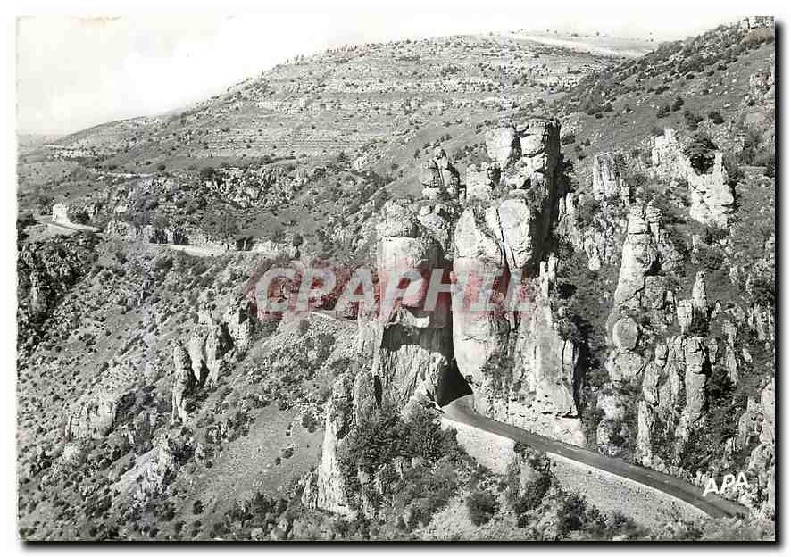 CPM En Parcourant les Gorges du Tarn Environs de Meyrueis Rochers des Bouilleres traverses par la ro