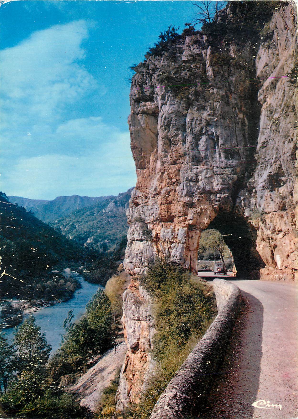 CPM Les beaux sites de la Lozere Gorges du Tarn Lozere Un tunnel sur la route nationale longeant le 