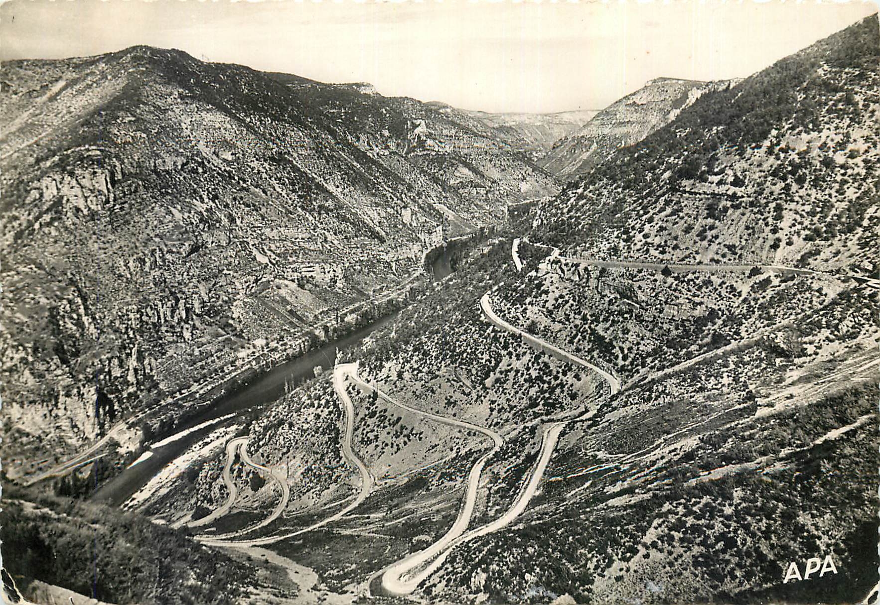 CPM En Parcourant les Gorges du Tarn Les Lacets de la Route de La Malene a l'Aven Armand et la Valle