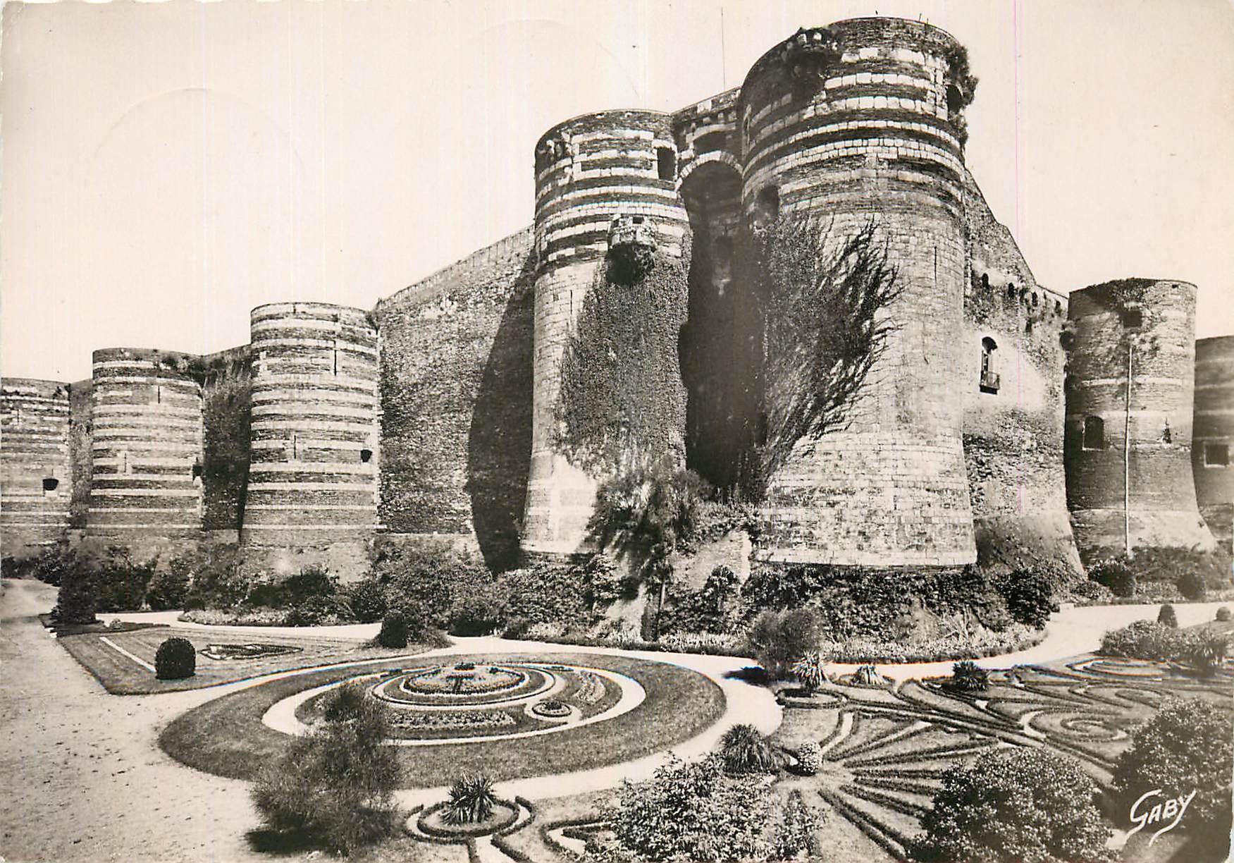 CPM Angers M et L Le Chateau du Roi Rene 