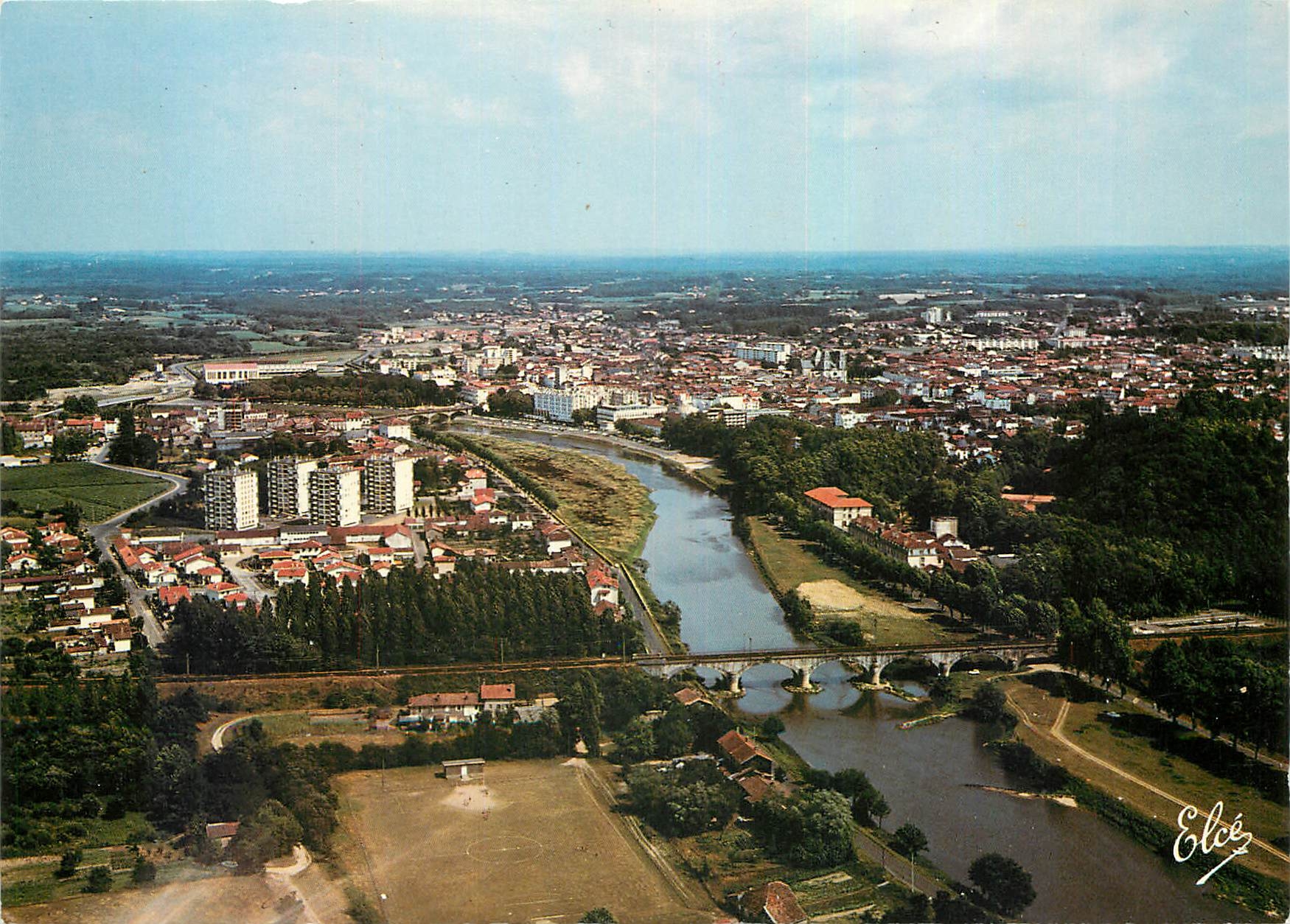 CPM Dax Vue generale avec le Pont S.N.C.F. sur l'Adour Hotel des Baignots et la Ville 