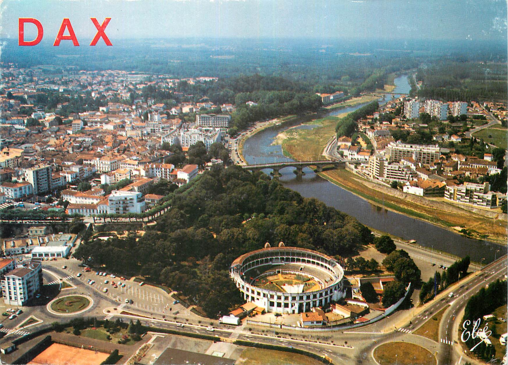 CPM Dax Vue generale avec les arenes et les Ponts sur l'Adour 