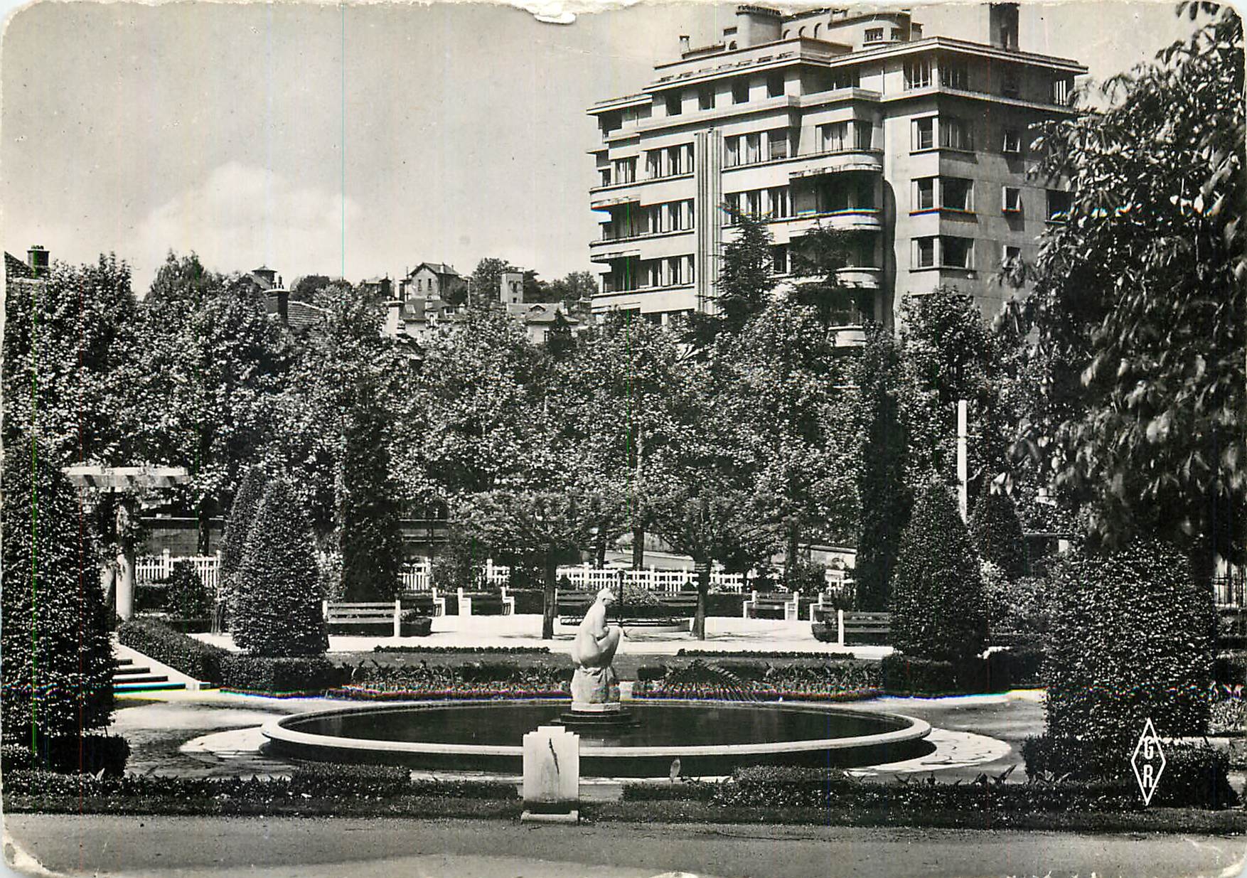 CPM Saint Etienne Loire Le Jardin du Rond Point 