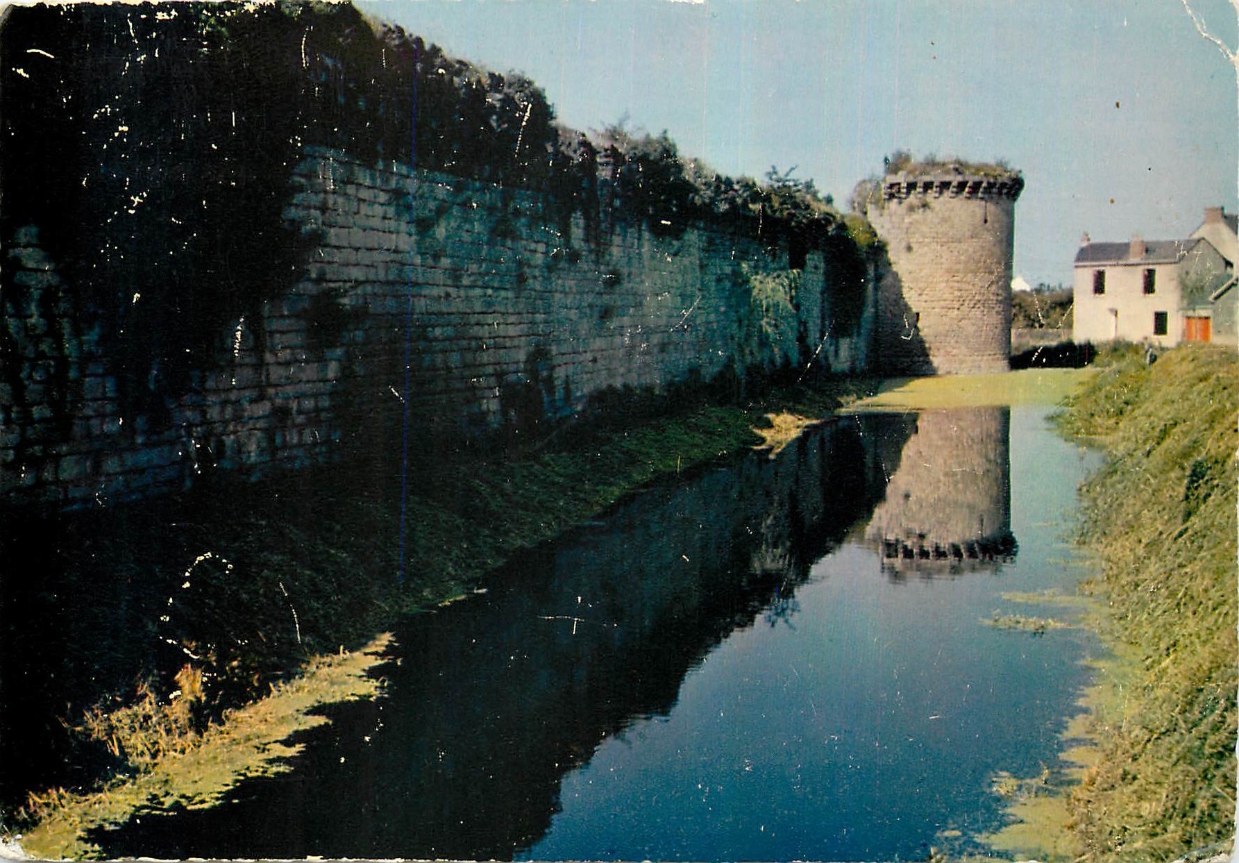 CPM La Bretagne en Couleurs Guerande L A Remparts de la Tour Sud Ouest devant les douves 