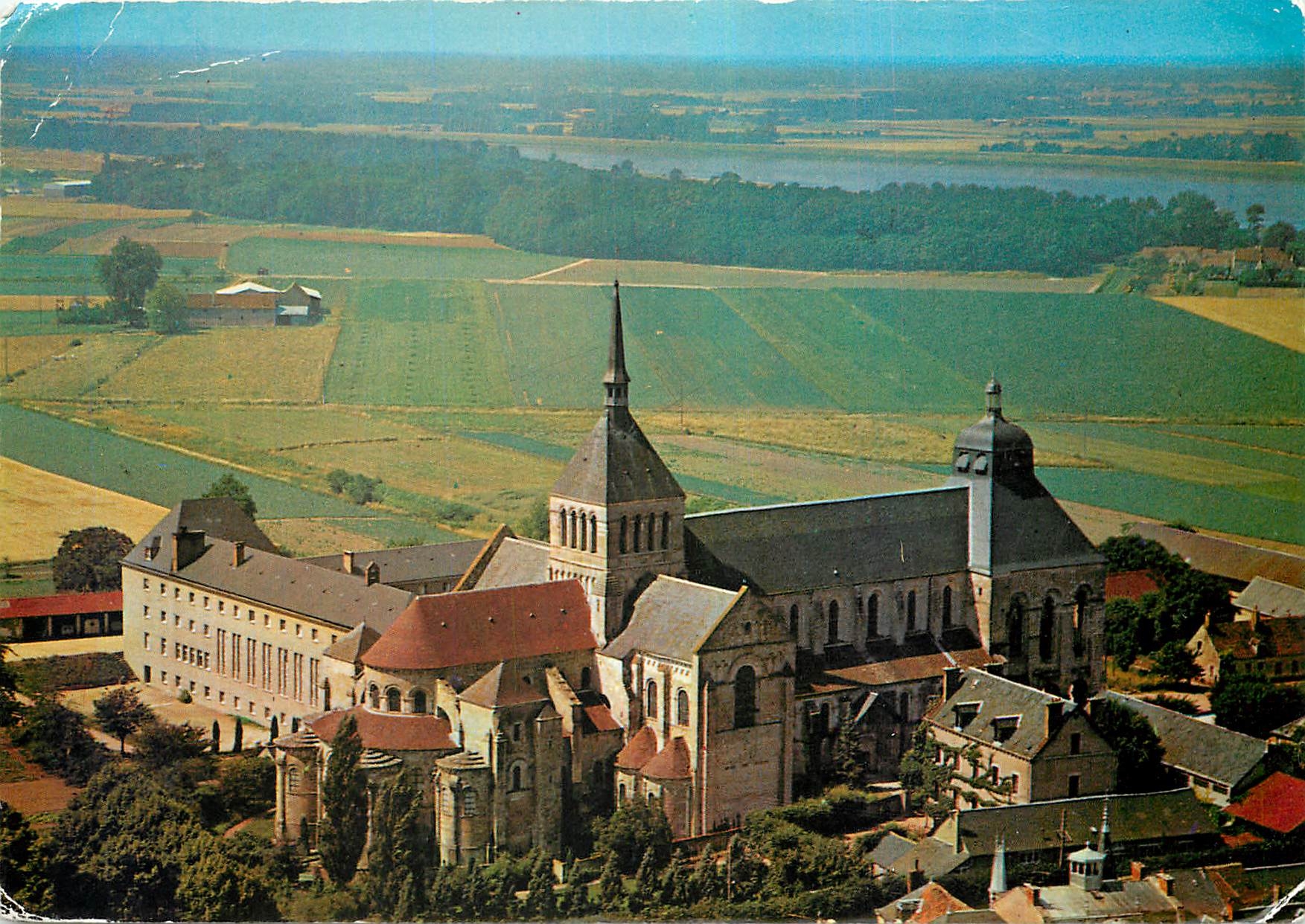 CPM Basilique de Saint Benoit sur Loire Vue aerienne prise du Nord Est 