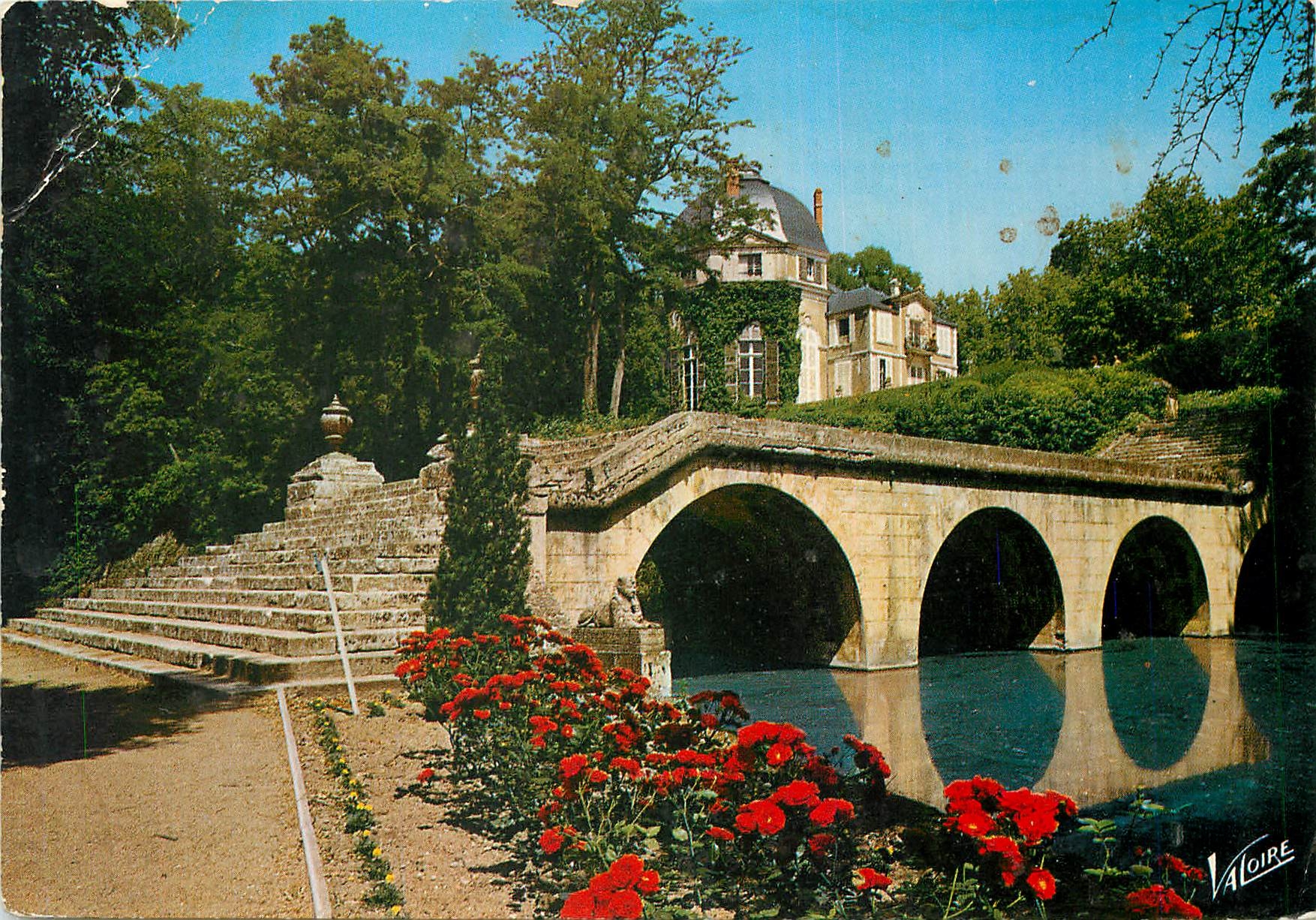 CPM Les Merveilles du Val de Loire Chateauneuf sur Loire Loiret Dans le parc du chateau la rotonde a