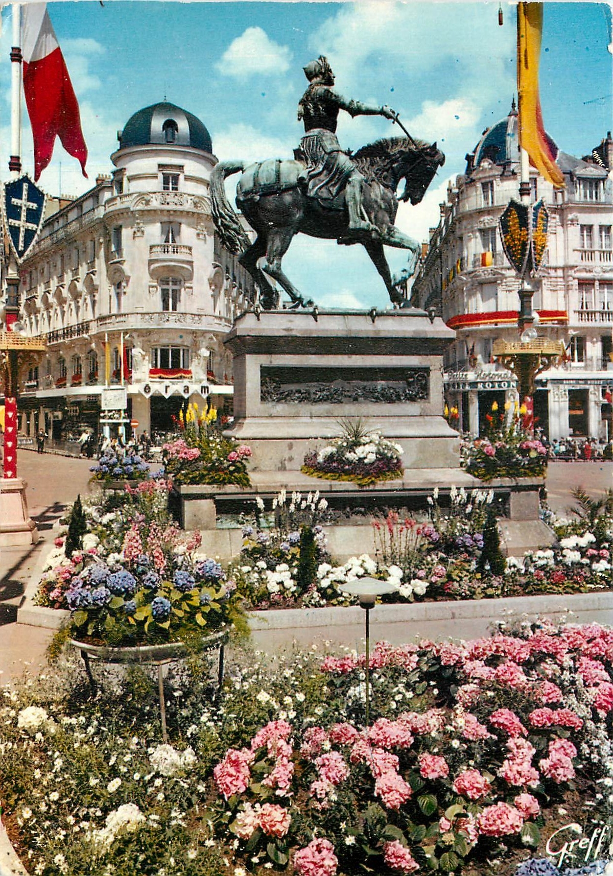 CPM Orleans Loiret Place du Martroi Statue equestre de Jeanne D'Arc par Foyatier 