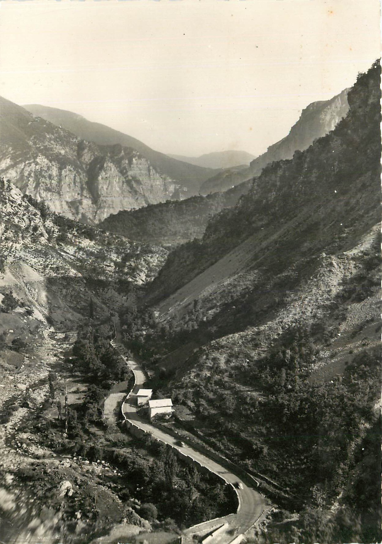 CPM Les Alpes Maritimes La Route de Touet sur Var a Beuil entre les Gorges Inferieures du Cians et l
