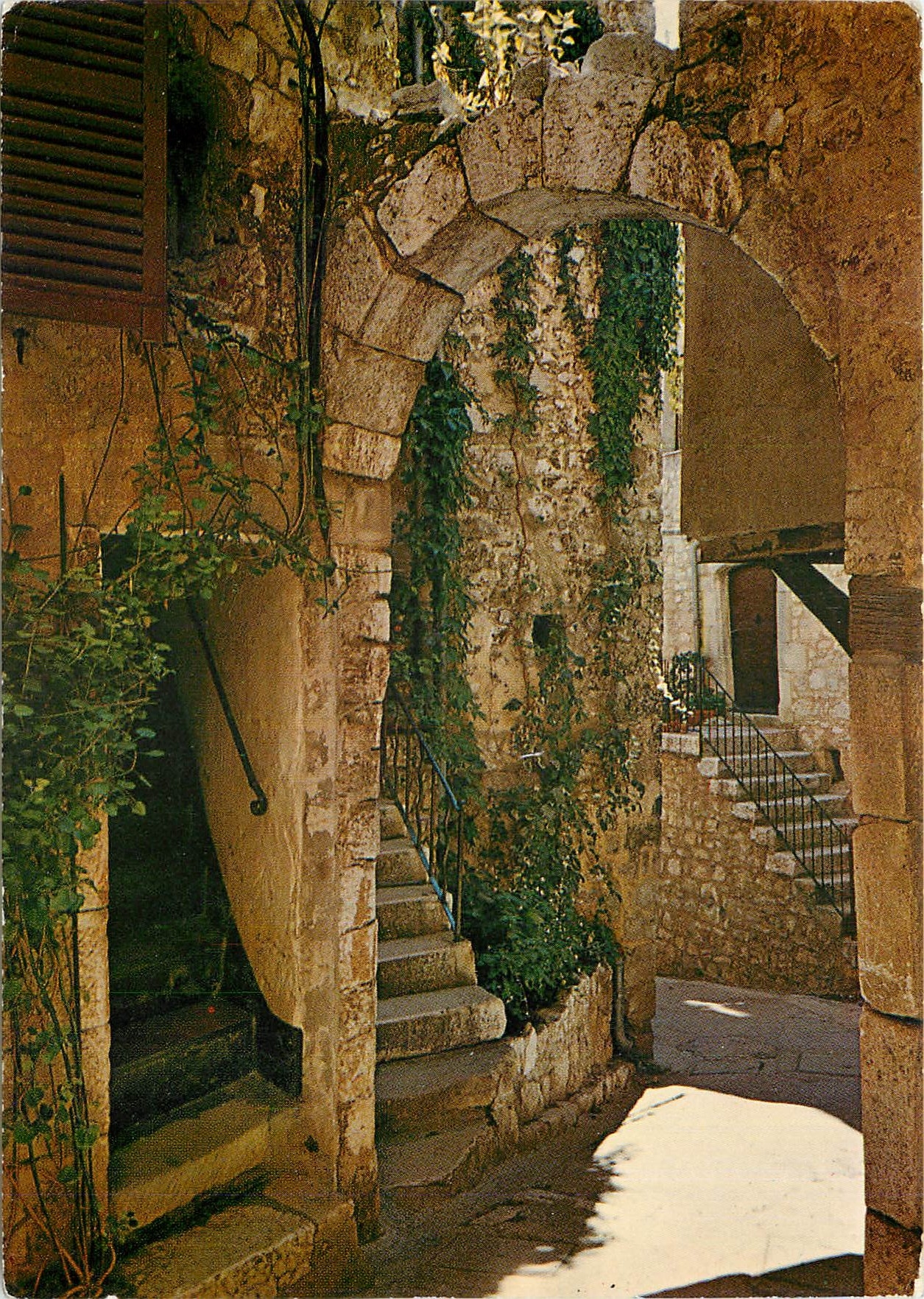 CPM Tourrettes sur Loup Etonnant village et ses vieilles rues pittoresques 