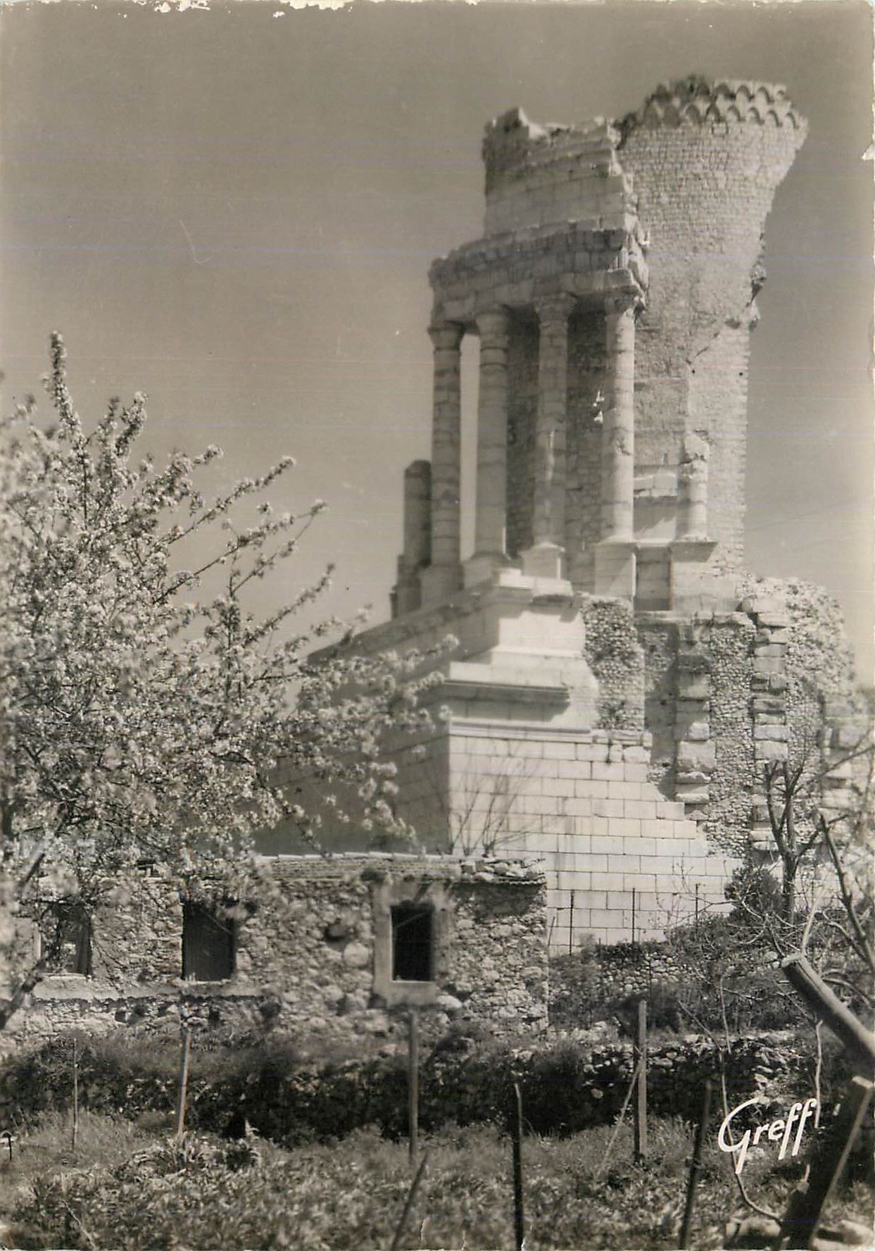 CPM En Cote d'Azur La Turbie Alpes Maritimes Le Trophee d'Auguste 