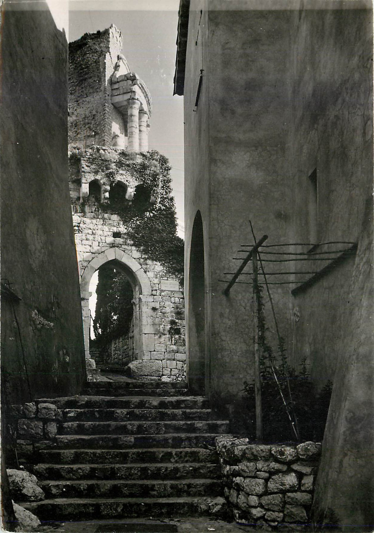 CPM La Turbie A M Porte de l'ancien Chateau 