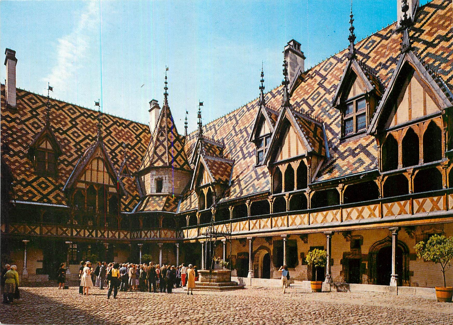 CPM Beaune Cote d'Or La cour d'honneur 