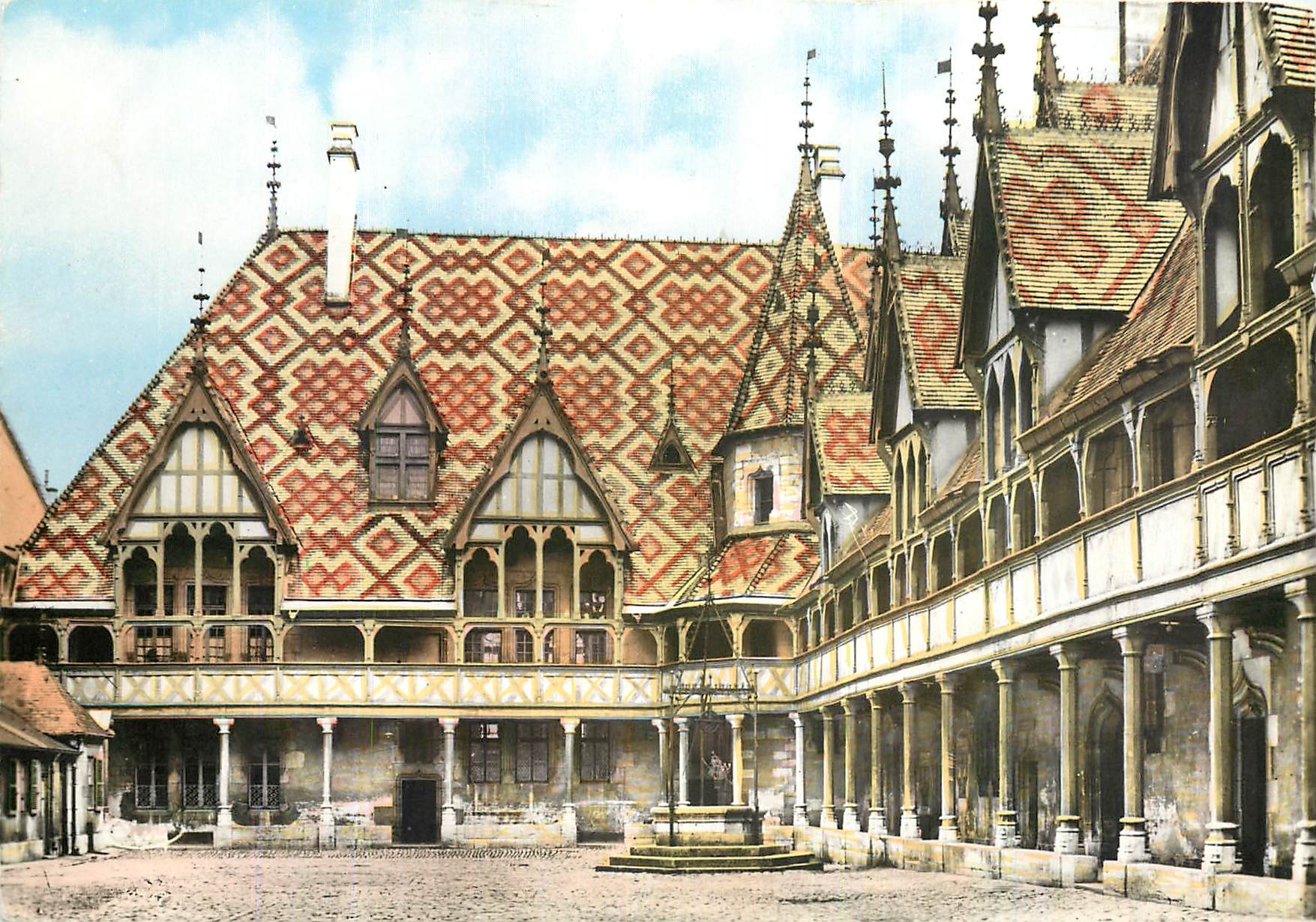 CPM Beaune C d'Or La Cour d'Honneur Hotel Dieu 