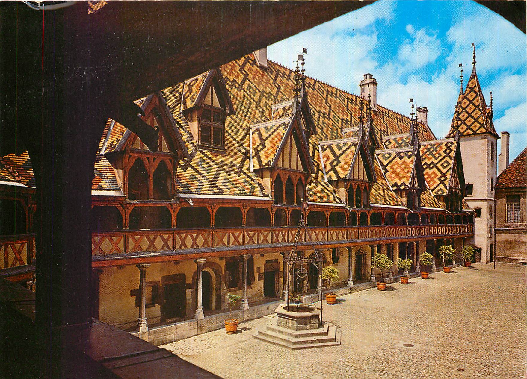 CPM Beaune Cote d'Or La cour d'honneur et le batiment principal 