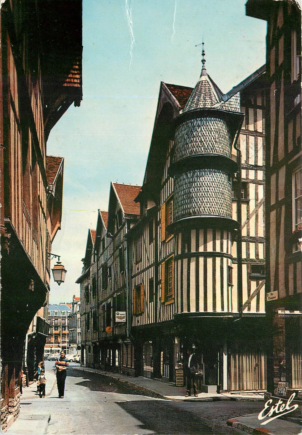 CPM Troyes Aube Capitale de la Champagne Rue Champeaux vieilles maisons champenoises et la tourelle 
