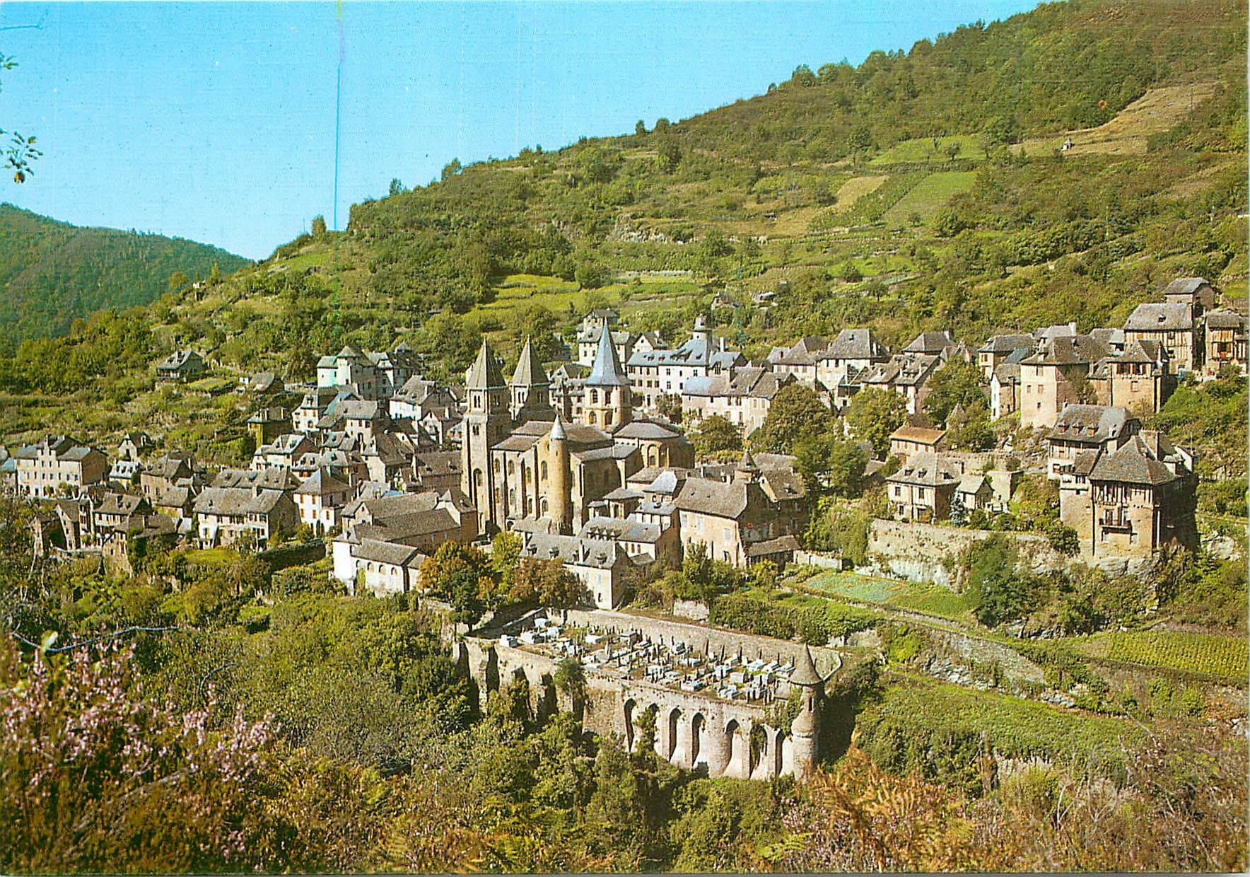 CPM L'Aveyron touristique Conques en Rouergue Vue generale dominee par la Basilique Sainte Foy 