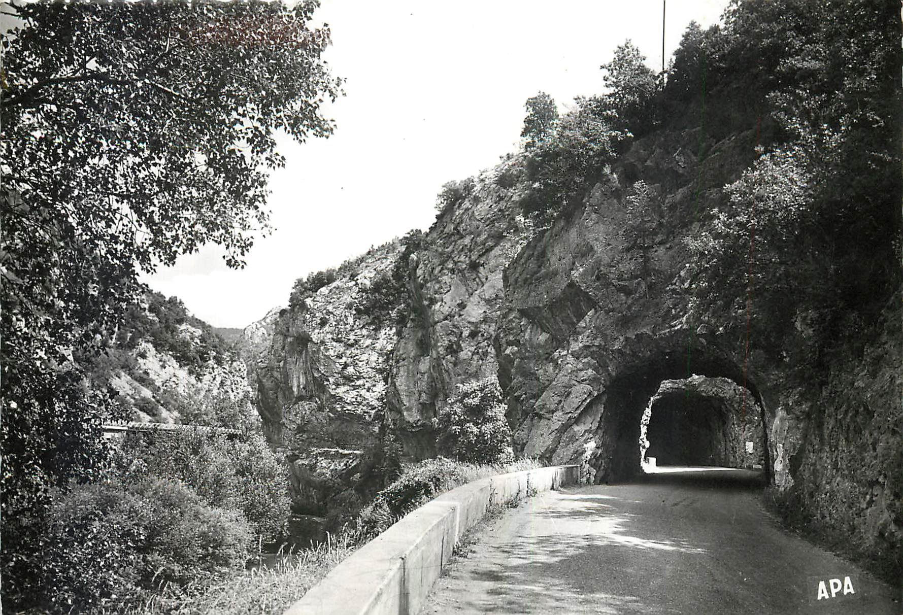 CPM En Parcourant les Gorges de l'Aude Defile de Pierre Lys Le Trou du Cure 