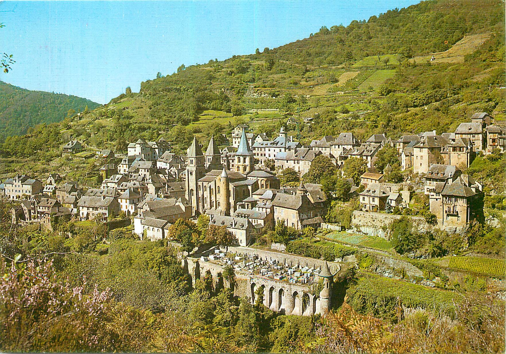 CPM L'Aveyron touristique Conques en Rouergue Vue generale dominee par la Basilique Sainte Foy 