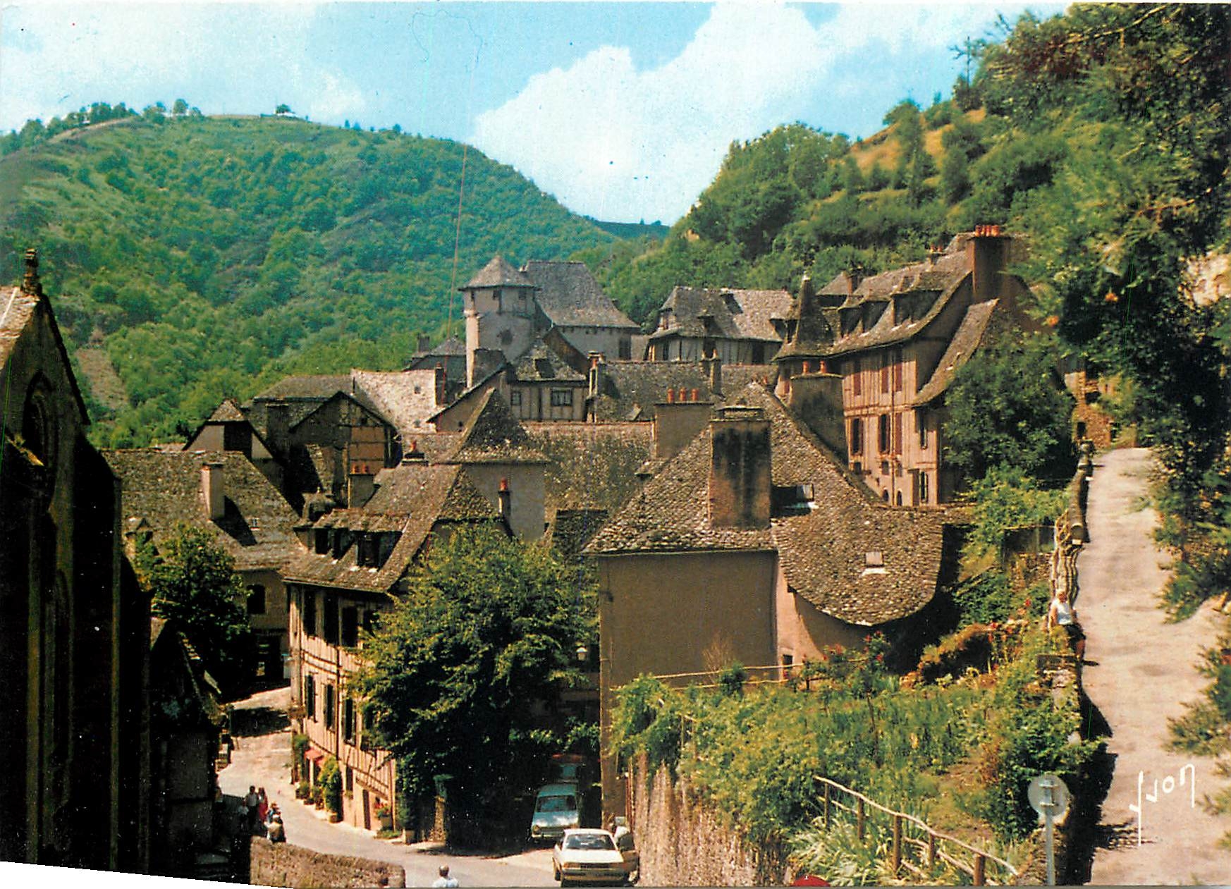 CPM Couleurs et Lumiere de France Conques en Rouergue Aveyron Perspective prise de la Place Chirac 