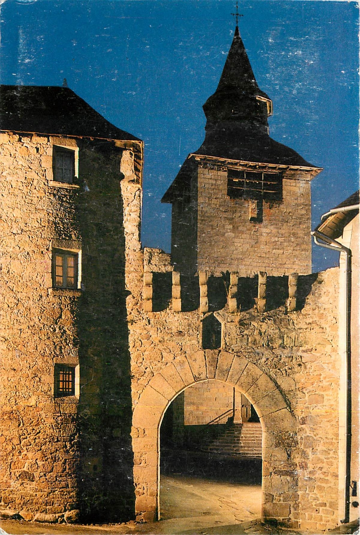 CPM Correze en Correze Cite Medievale Porte de la Cite et Eglise 