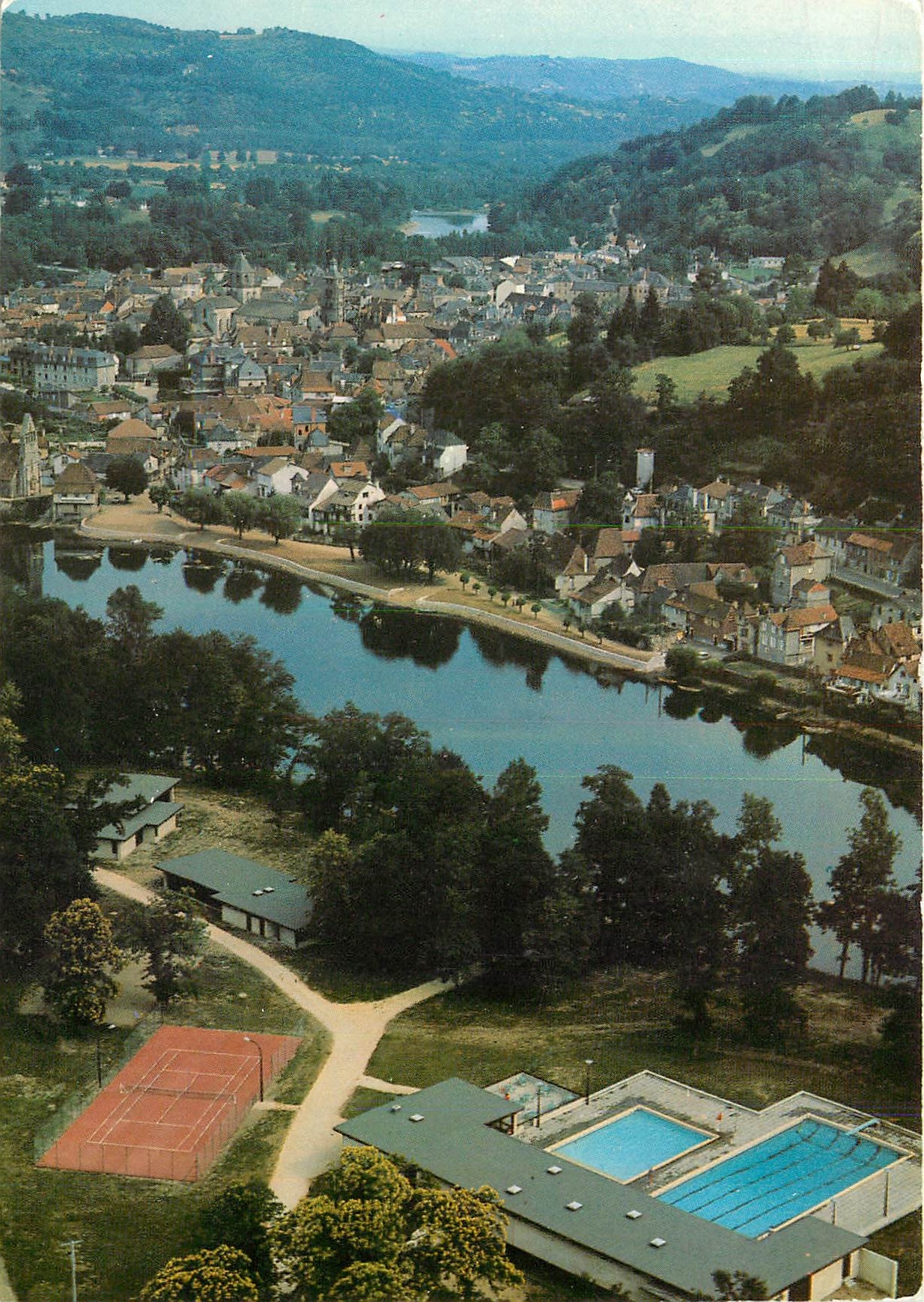 CPM Beaulieu sur Dordogne Correze Tennis et Piscine au bord de la Dordogne 