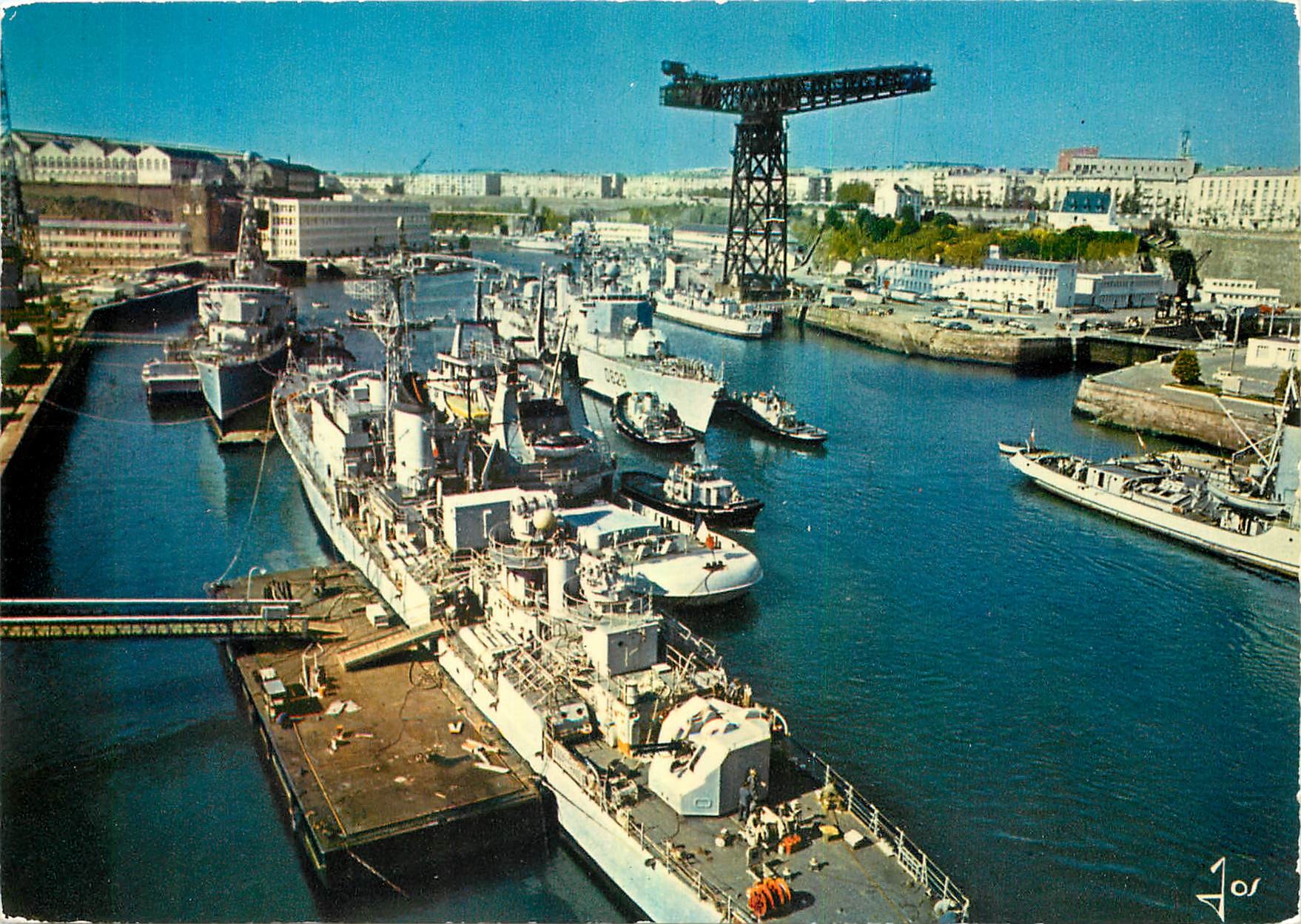 CPM La Bretagne en Couleurs Brest L'arsenal navire de guerre en reparation dans la Penfeld 