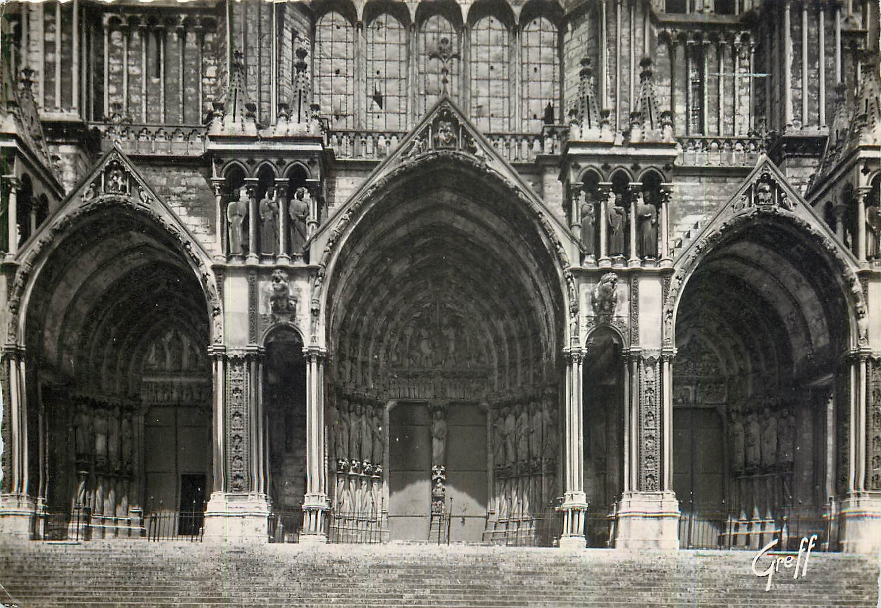 CPM En Beauce Chartres Eure et Loir La cathedrale Porche Sud 