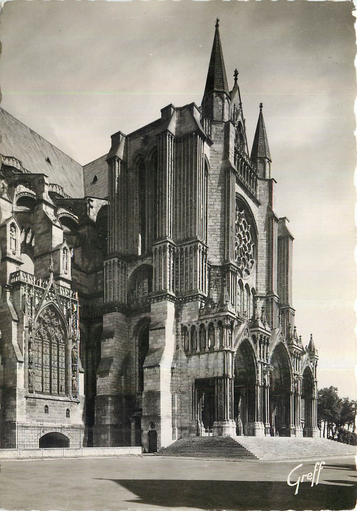 CPM En Beauce Chartres Eure et Loir La cathedrale Porche Sud 