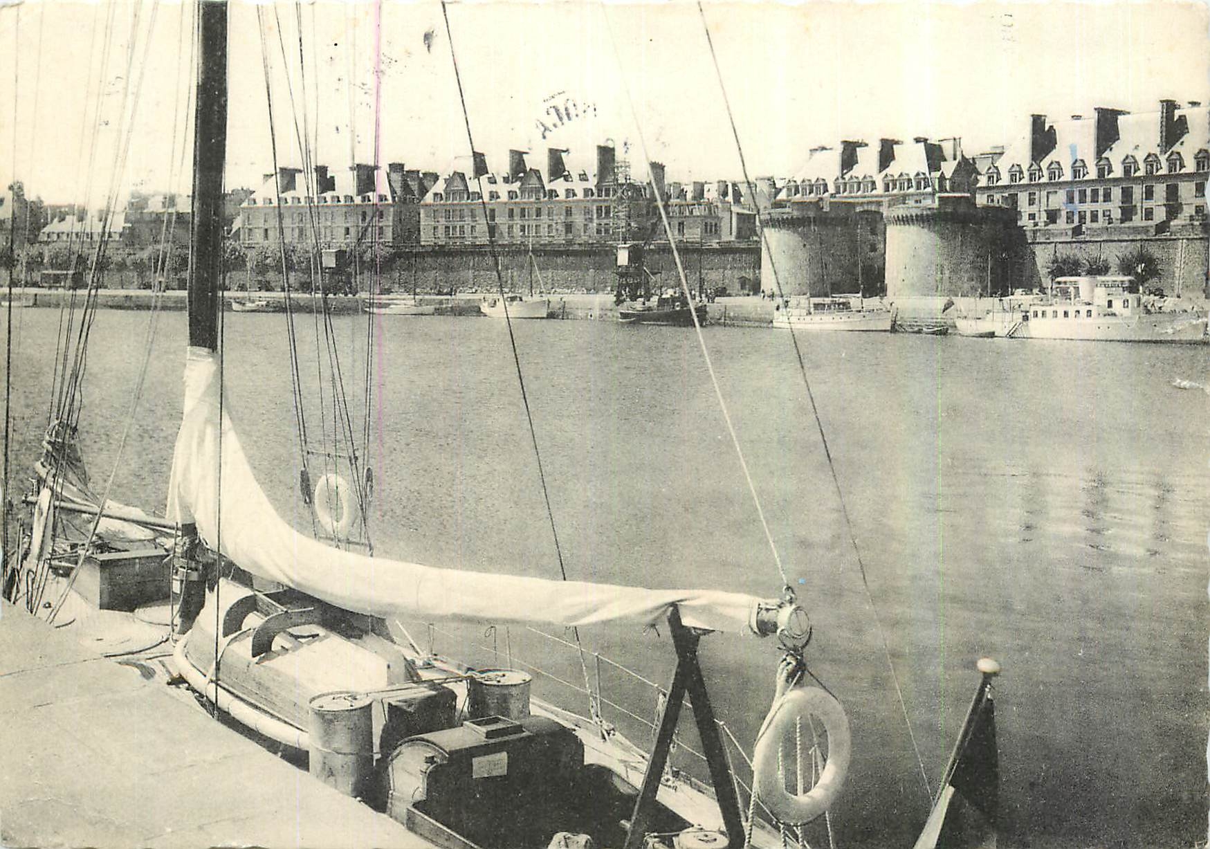 Cartolina moderna St Malo Le Bassin verso la Grande Porte Barca
