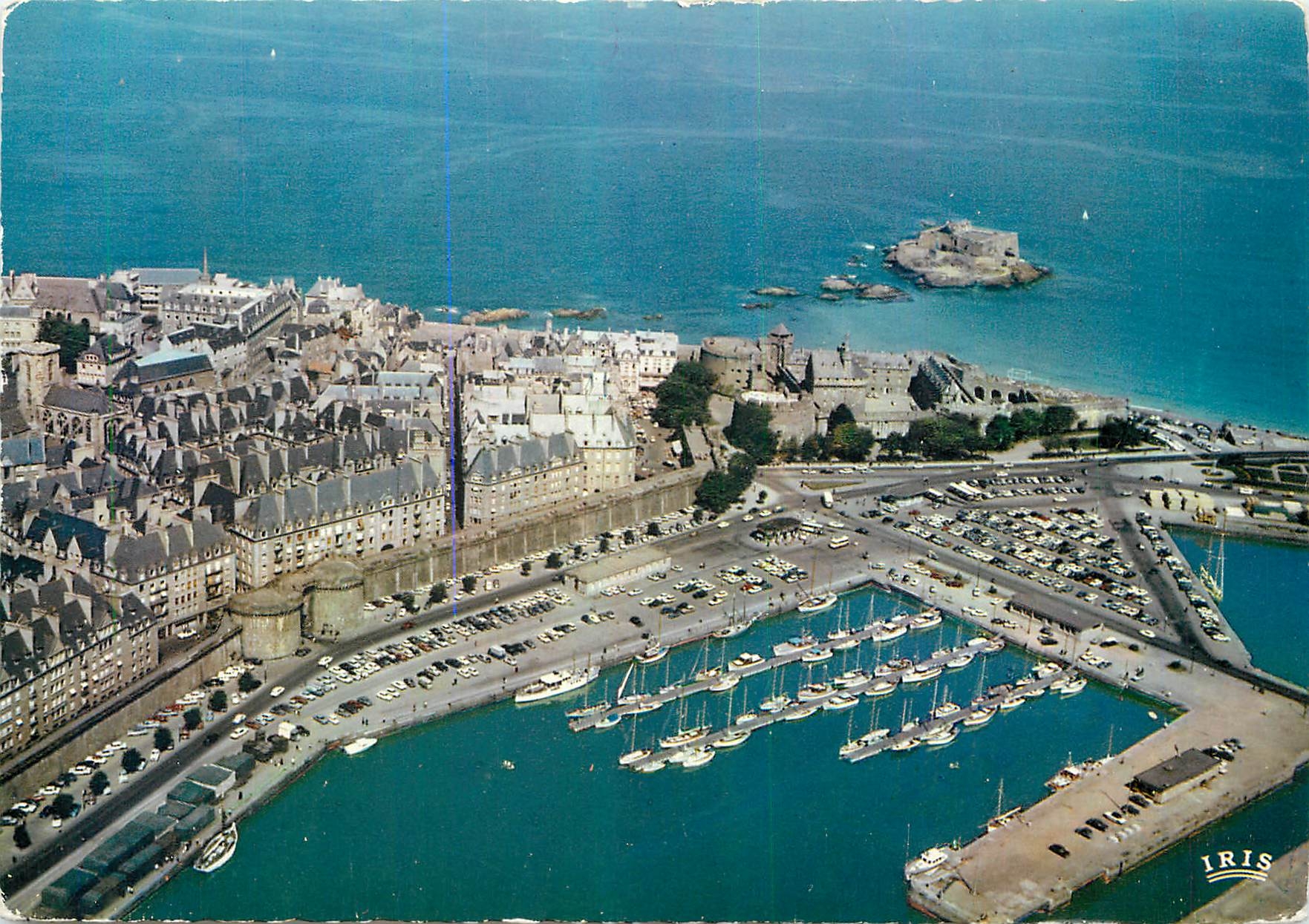Saint-Malo - Cité corsaire — 1200 - Le bassin des yachts, la grande porte, les remparts, le château et le fort national — Vue aérienne cliché Heurtier, Rennes — éditeur LUMICAP