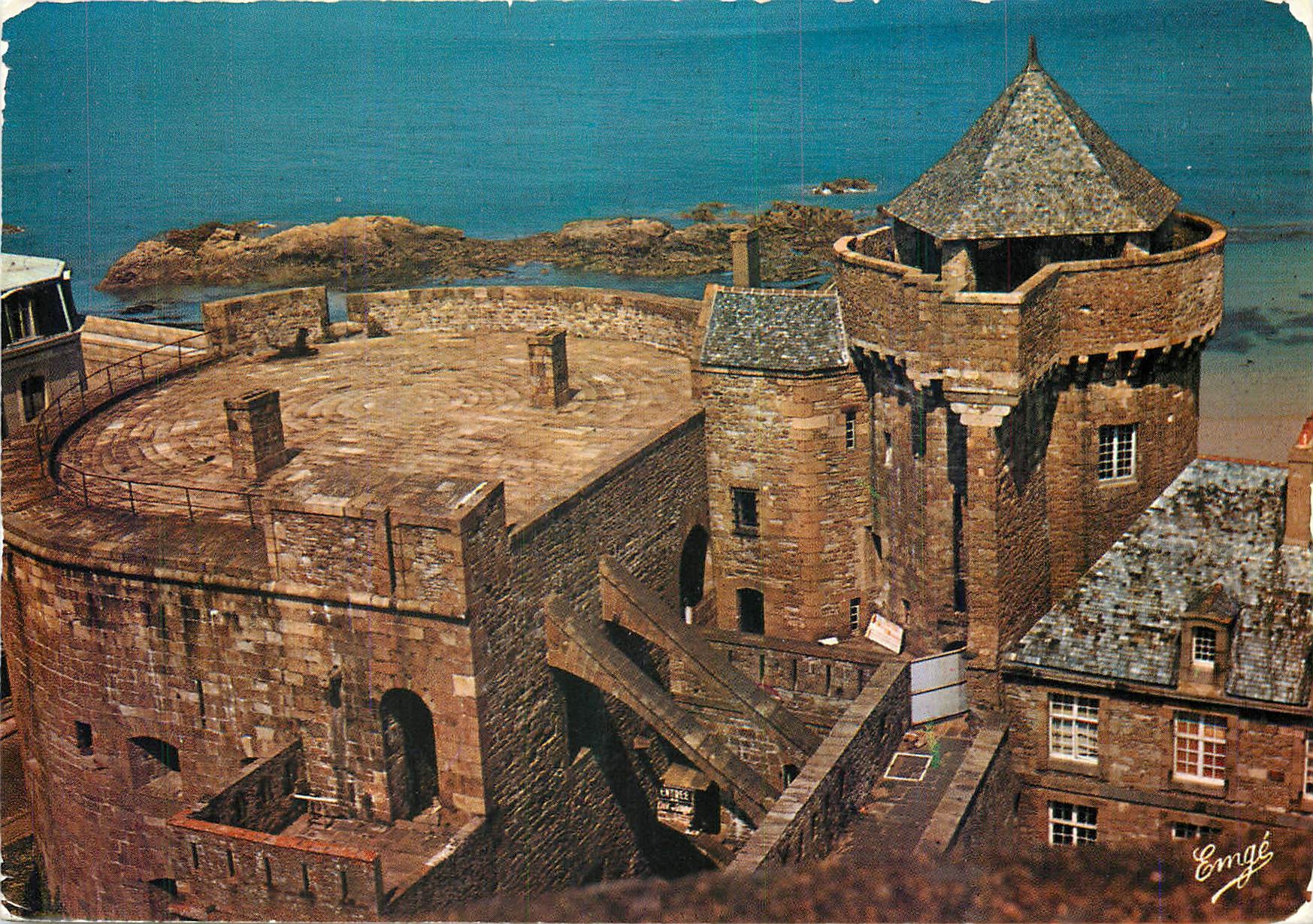 Saint-Malo — La Tour « Quic-en-Groigne » face au grand angle nord-ouest du Château de la Duchesse Anne — Éditeur Emgé
