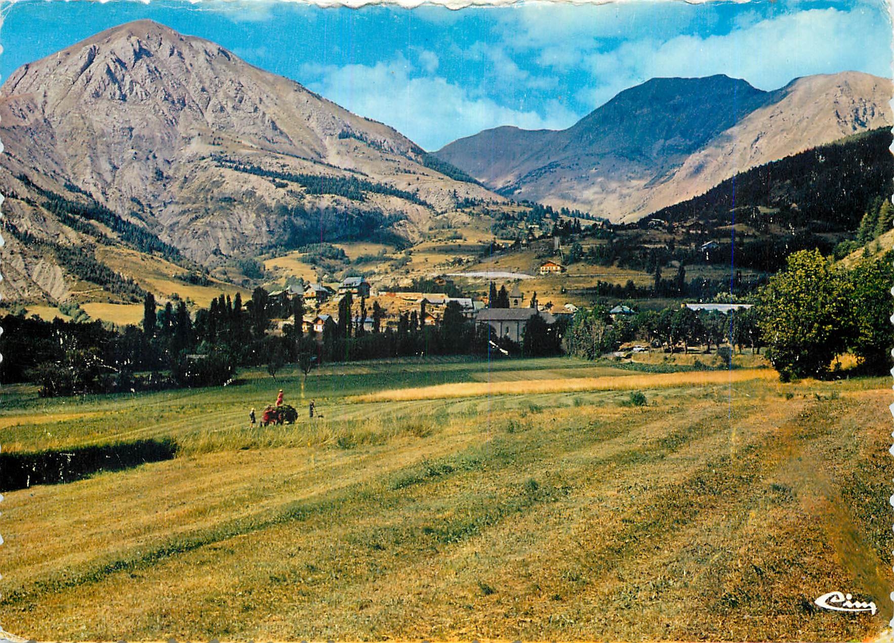 CPM Allos Alp de Hte Prov Station ete hiver Vue generale l'eglise Notre dame du Valvert 
