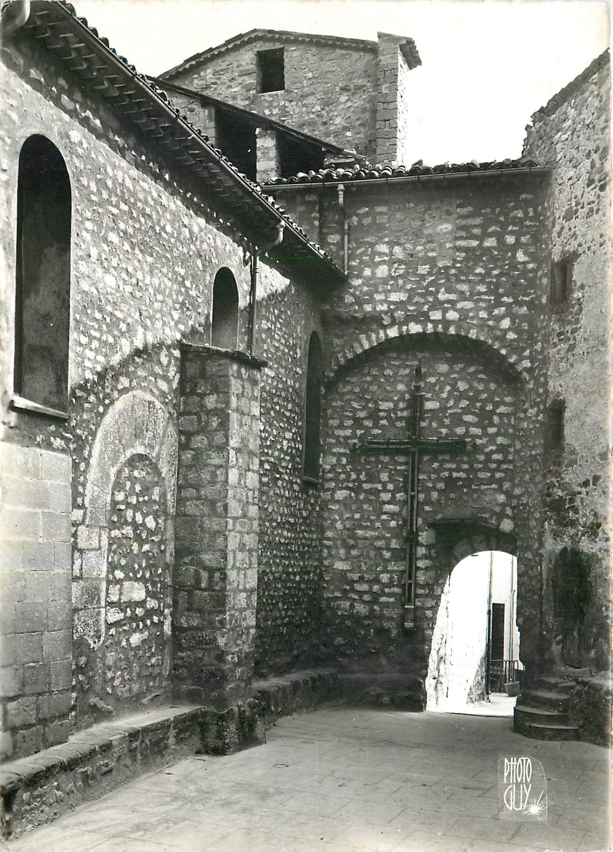 CPM Annot B A La Croix du Sacrifice a l'interieur de la Vieille Ville 