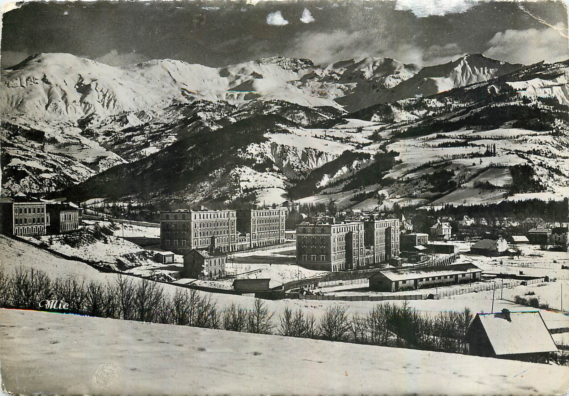 CPM Les Beaux Sites de la Route des Craudes Alpes Barcelonnette en Hiver 