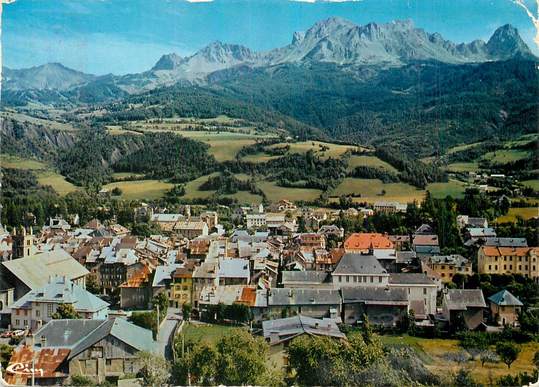 CPM Barcelonnette Alp de Hte Prov Vue generale Le Chapeau de Gendarme et le Pain de Sucre 