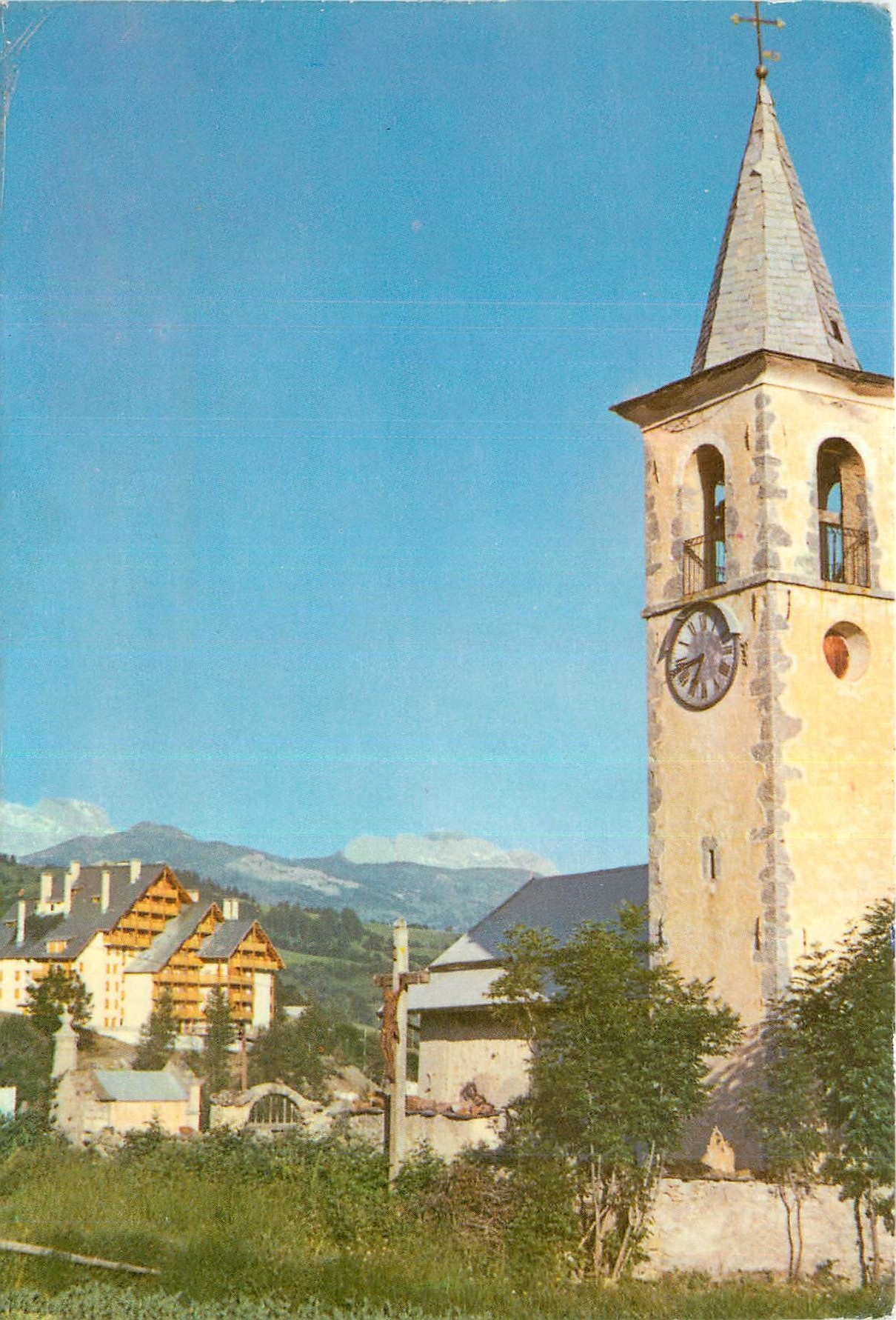 CPM Le Sauze Barcelonnette Alpes du Sud Le clocher eglise du Sauze En arriere plan le bel immeuble L