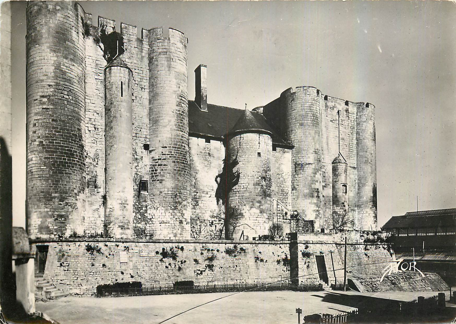 CPM Reste d'un Chateau fort par Henri II Roi d'Angleterre 