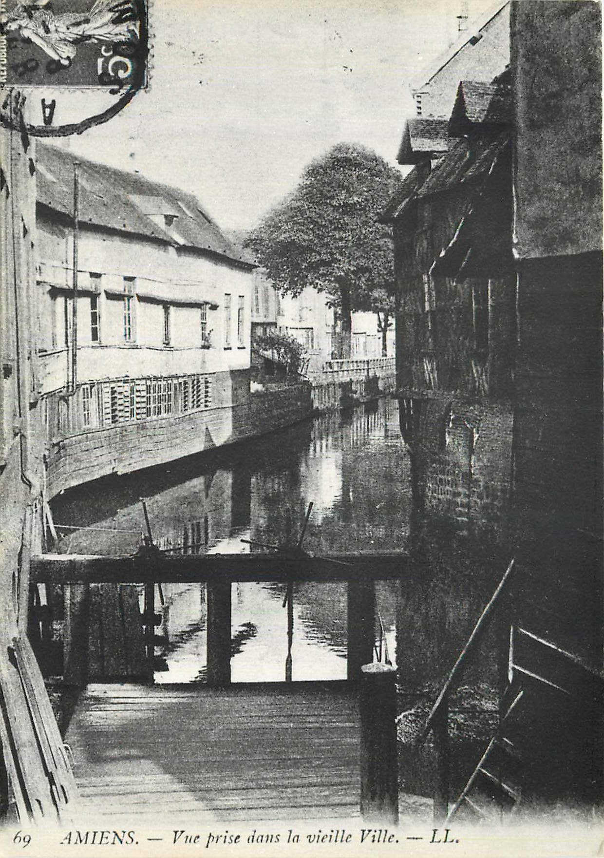 CPM Amiens Vue prise dans la vieille Ville 
