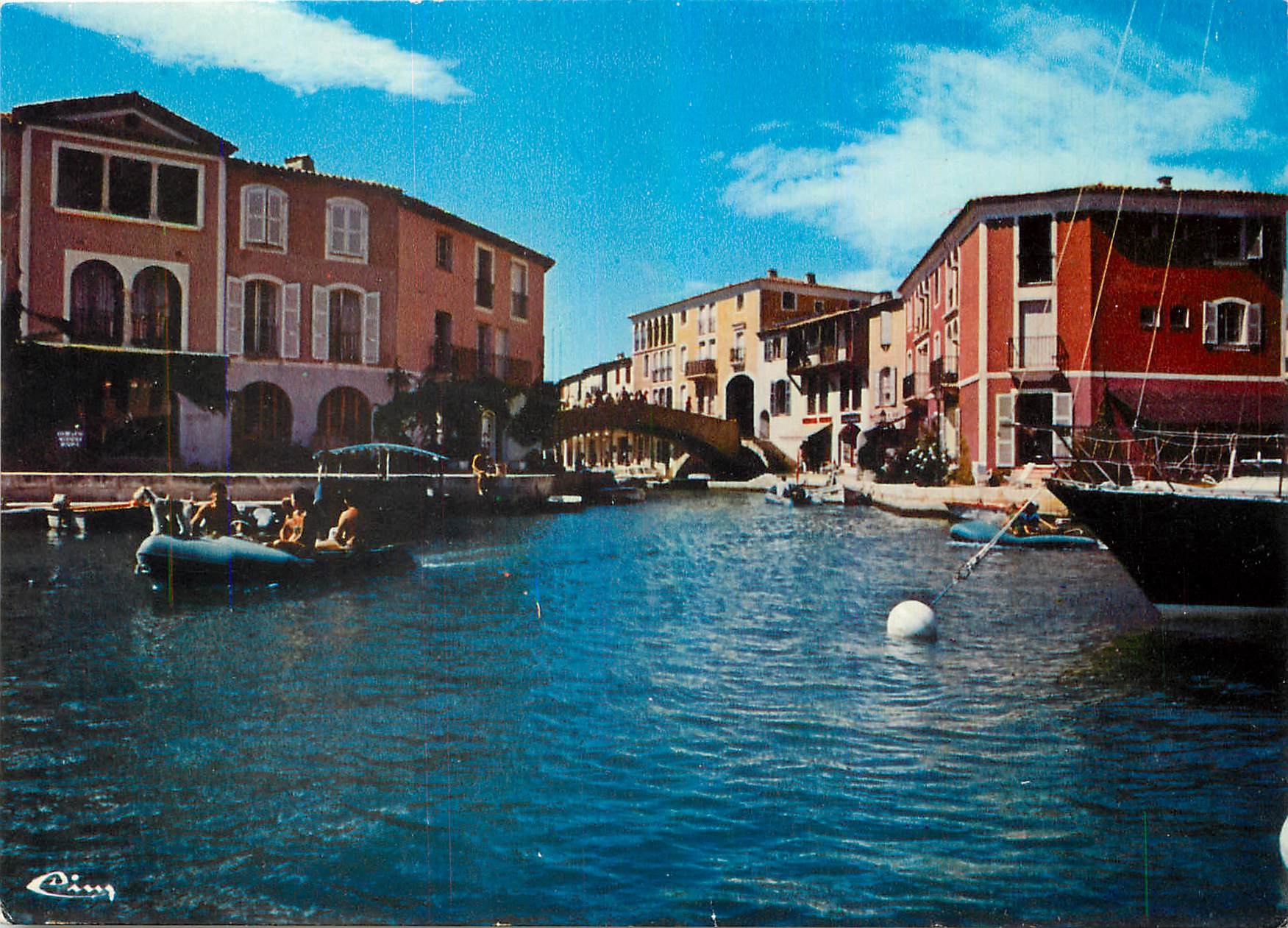 CPM Port Grimaud Var Cite lacustre realisee Etige et Manera Vue generale Le pont d'entree 