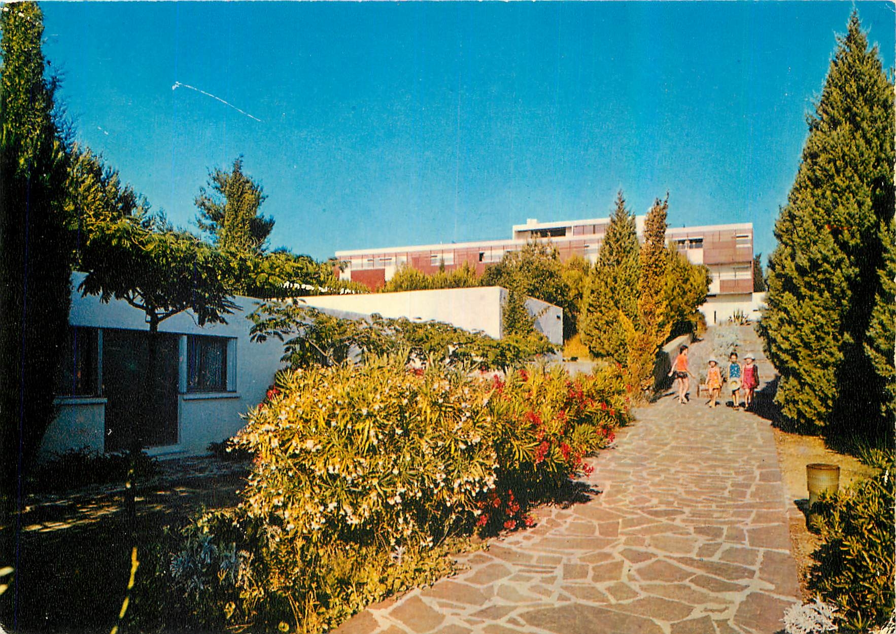 CPM Village de Vacances Familles Le pavillon central vu du parc Le Pradet 