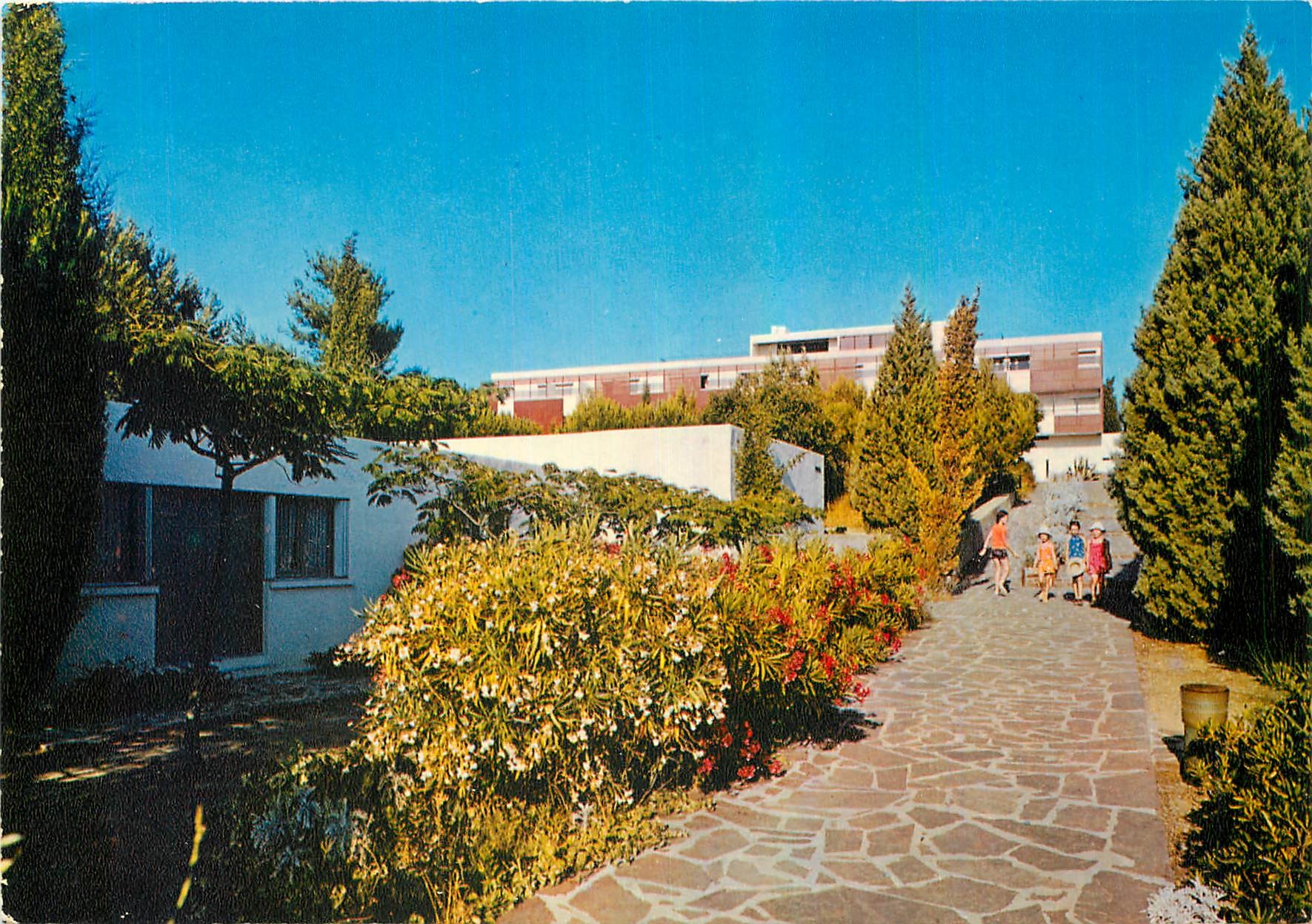 CPM Village de Vacances Familles Le pavillon central vu du parc Le Pradet 