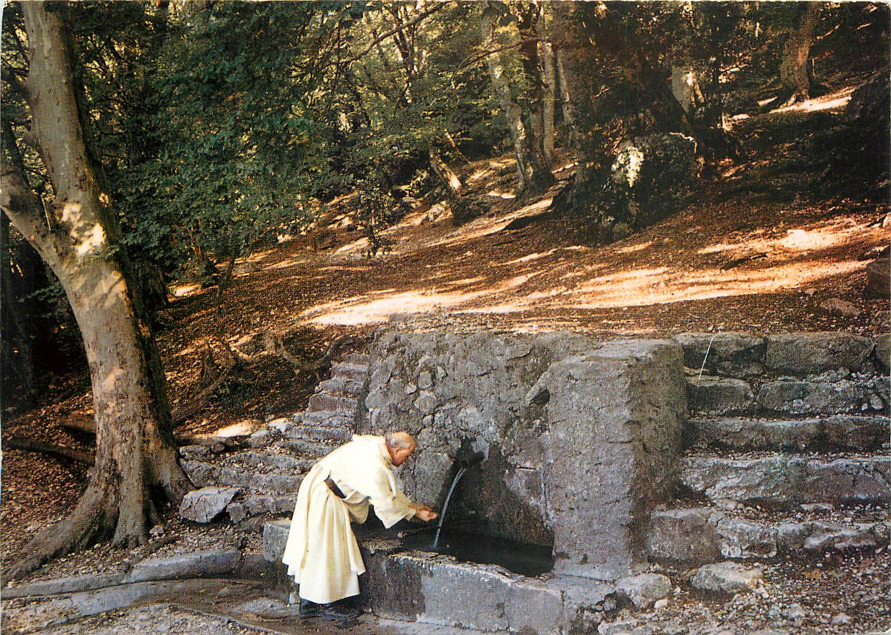 CPM Sanctuaires de France La Sainte Baume Var La Fontaine de Nans sur le chemin de la Grotte 